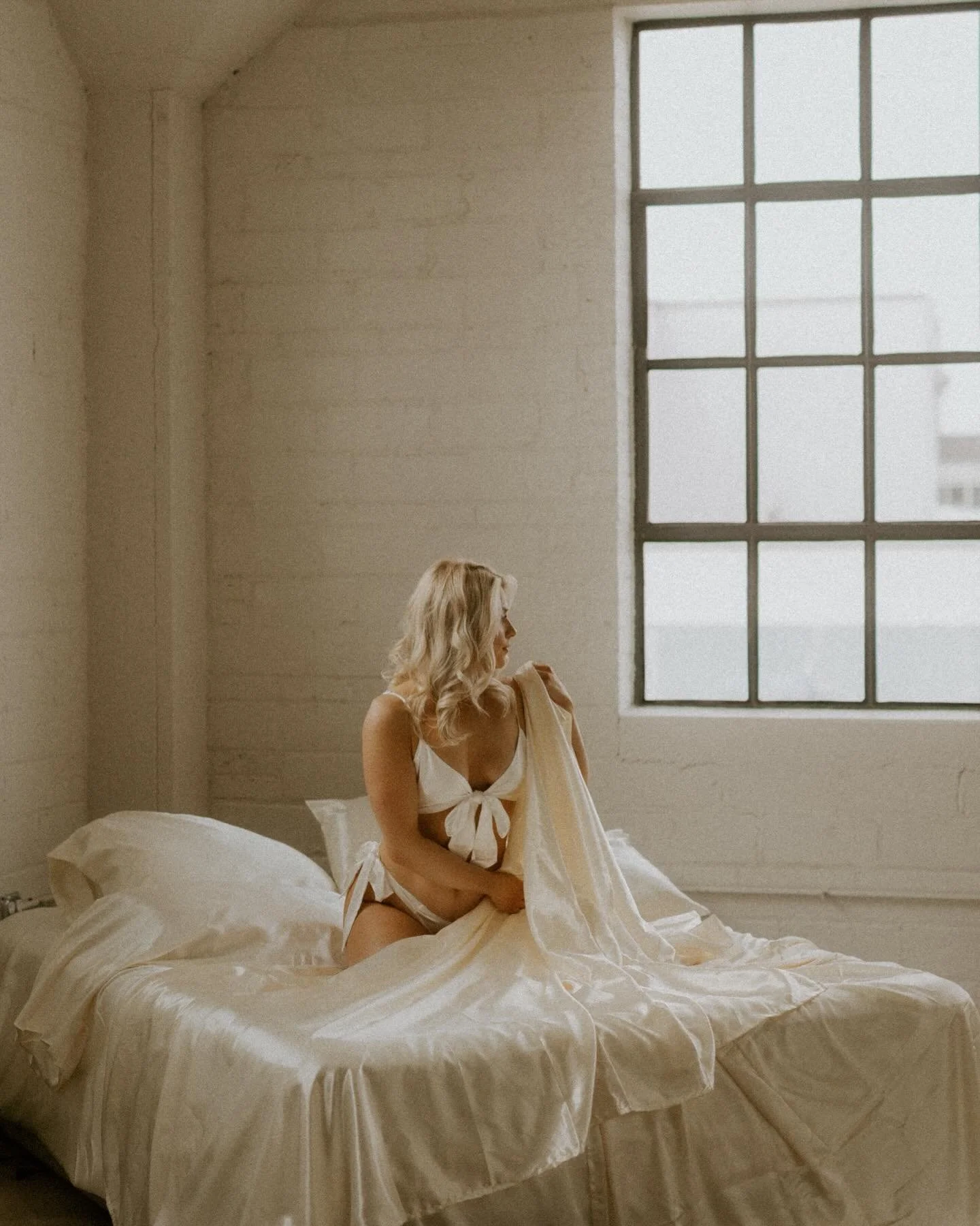 Only in your dreams ✨

Boudoir minis are here just in time for Valentine&rsquo;s Day! Silky sheets, feathered walls, and love notes. Hosted at The Harmac, with professional hair &amp; makeup included, these images will be ready for you to share with 