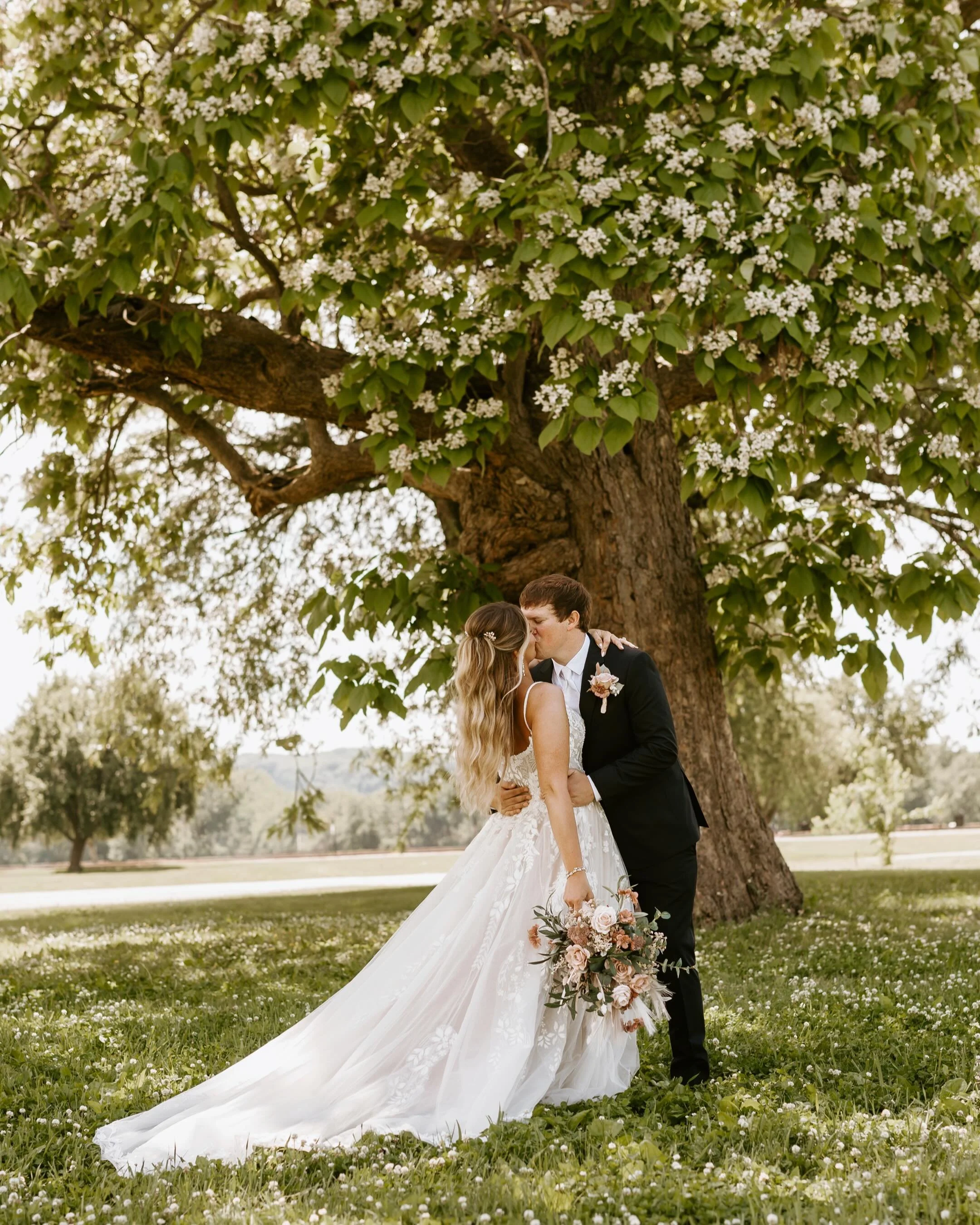 THE CHAPMANS 💐

Saturday I had the pleasure of capturing Ashley and Blake&rsquo;s day in Prairie du Chien! It was a BEAUTIFUL day and so fun to capture their love in these new settings! 

Congratulations Chapmans!!!