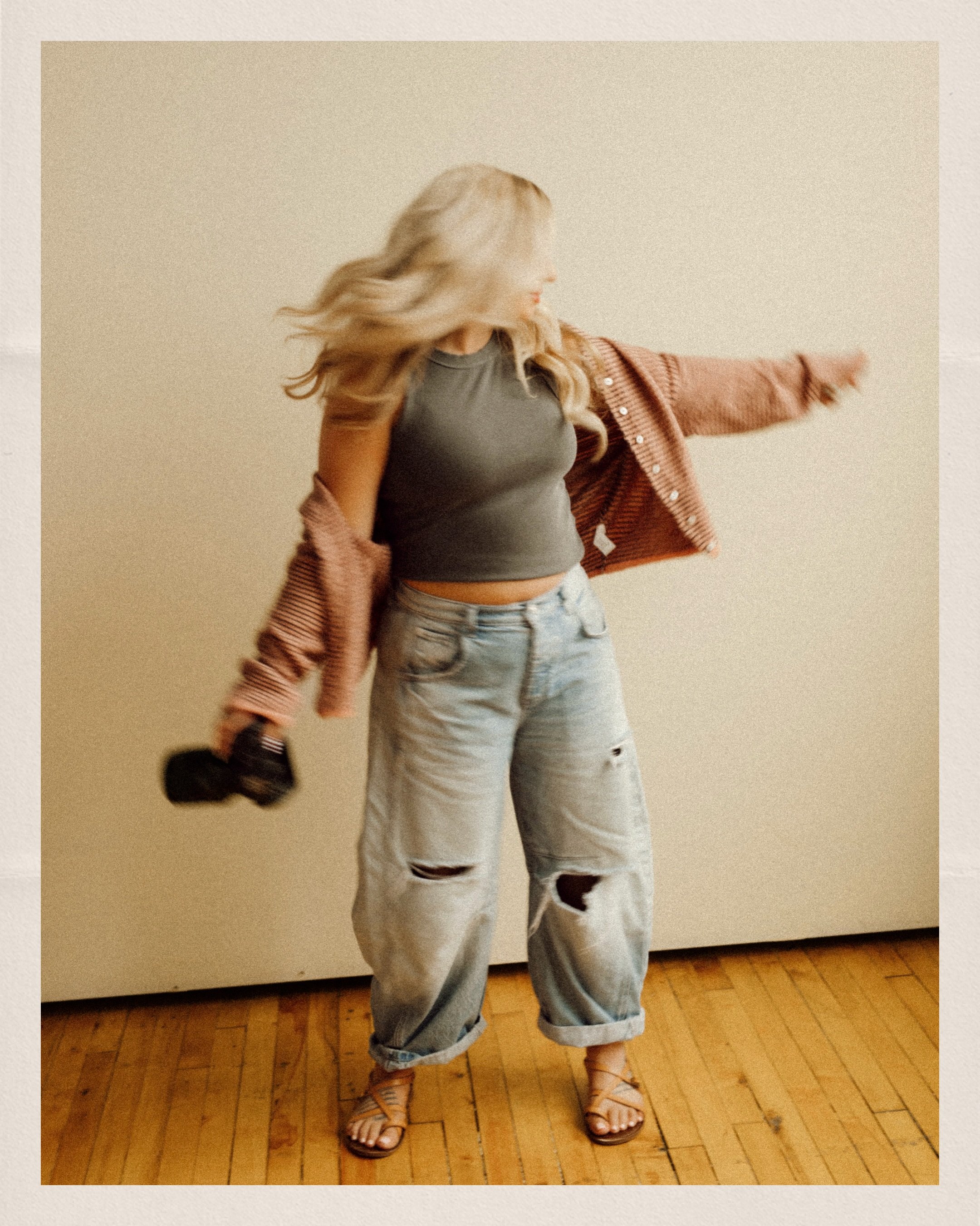 🌤️ Current forecast:
&bull; Only 2 weekend spots left ☁️
&bull; 4 Mini Monday dates available 🌥️
&bull; A handful of scattered weekday openings🌦️

If you&rsquo;ve been dreaming about updated family photos, maternity, couples, seniors, or just docu