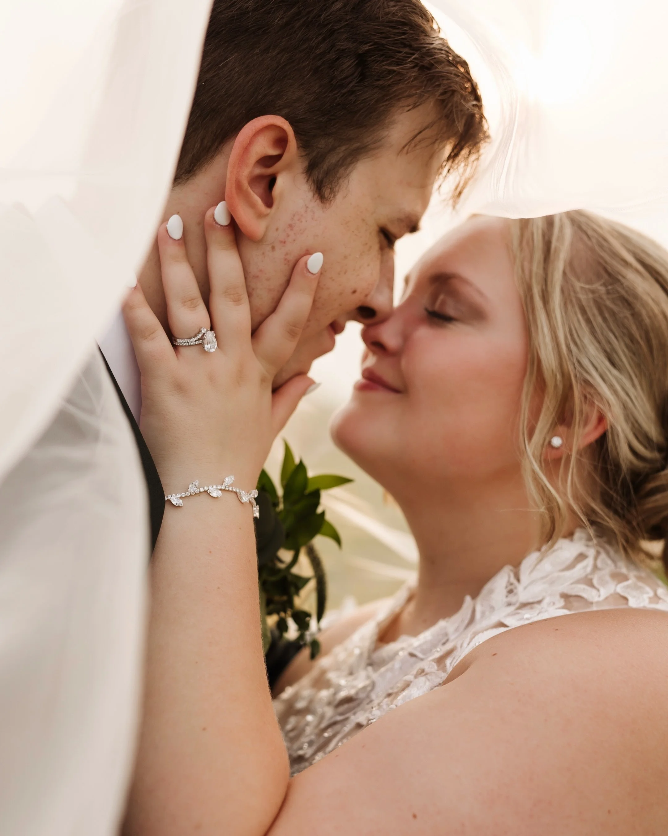 THE ROSSES 🌿

Saturday I spent the day with Madisyn and Ethan in Colo Iowa! It was such a special day watching these high school sweethearts get married!! 

Congratulations to the newlyweds! Have fun on your cruise!