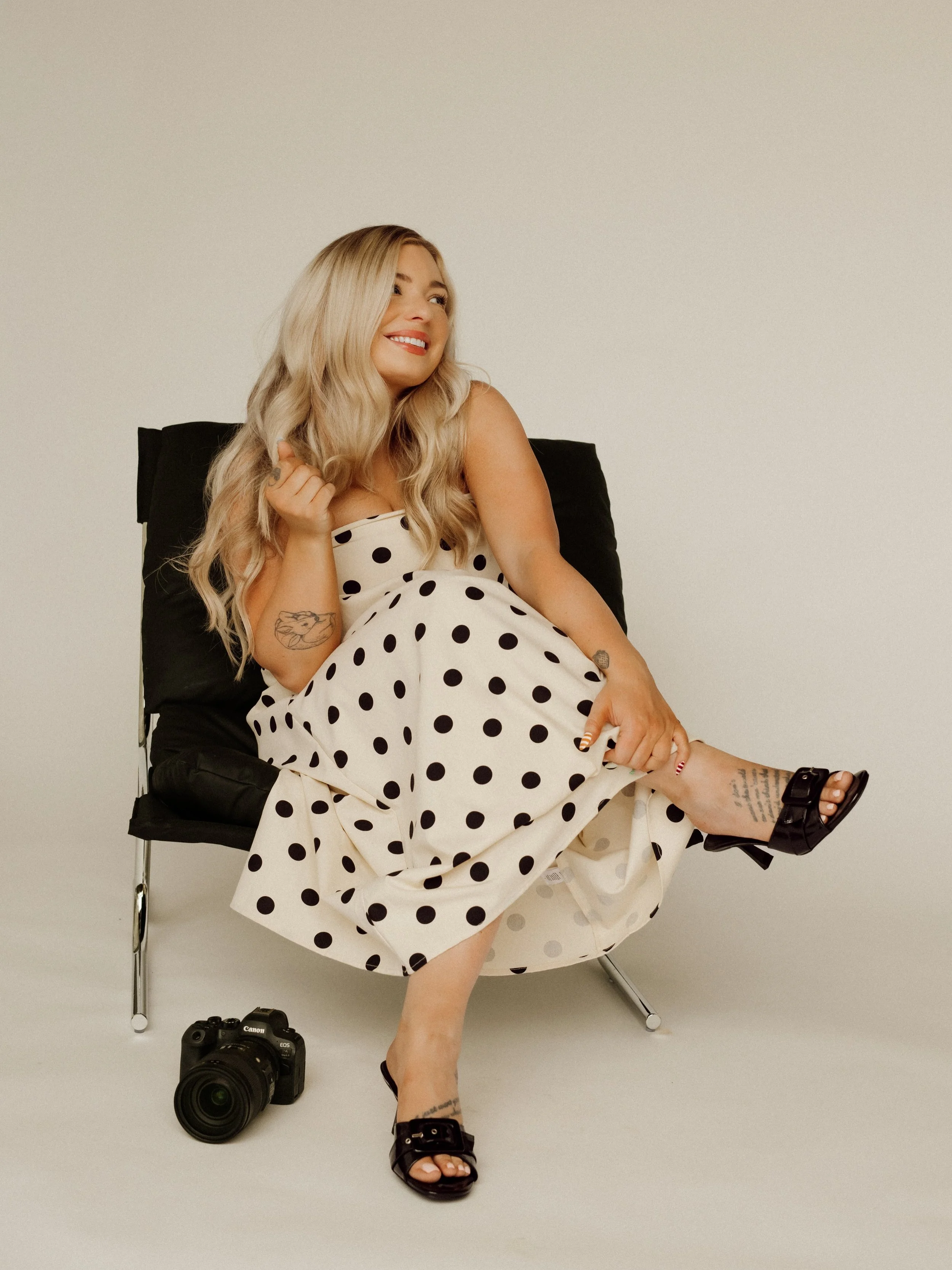 kinda chic to set boundaries ✨

Every year I learn a little more about what it takes for me to not only run a successful business, but a successful life.

This year, that&rsquo;s looked like:

✨ Two computers, two headspaces. Weddings on one, session