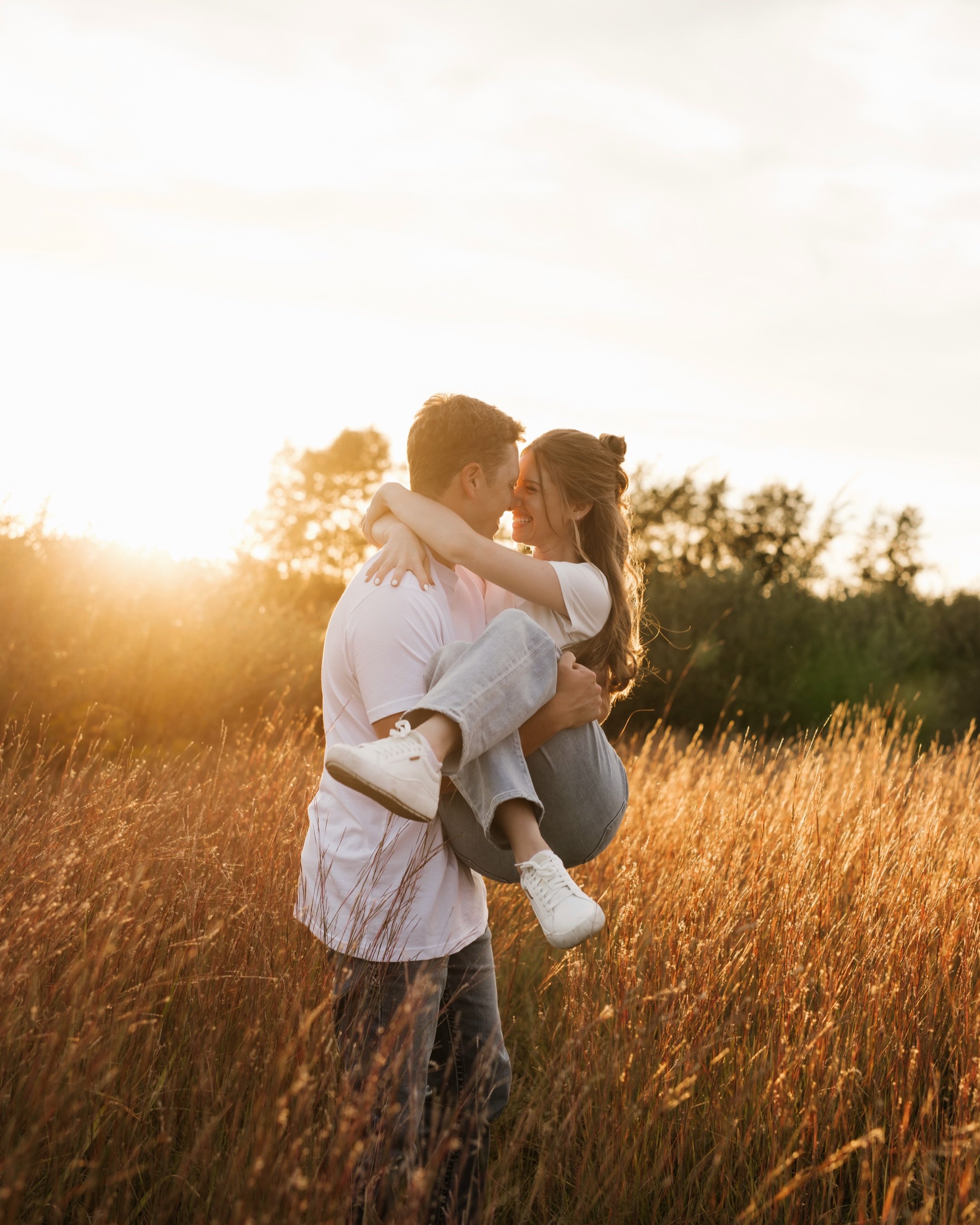 Bring on the fall colors 🍂 this was the perfect engagement session for Sydney &amp; Jonny!!