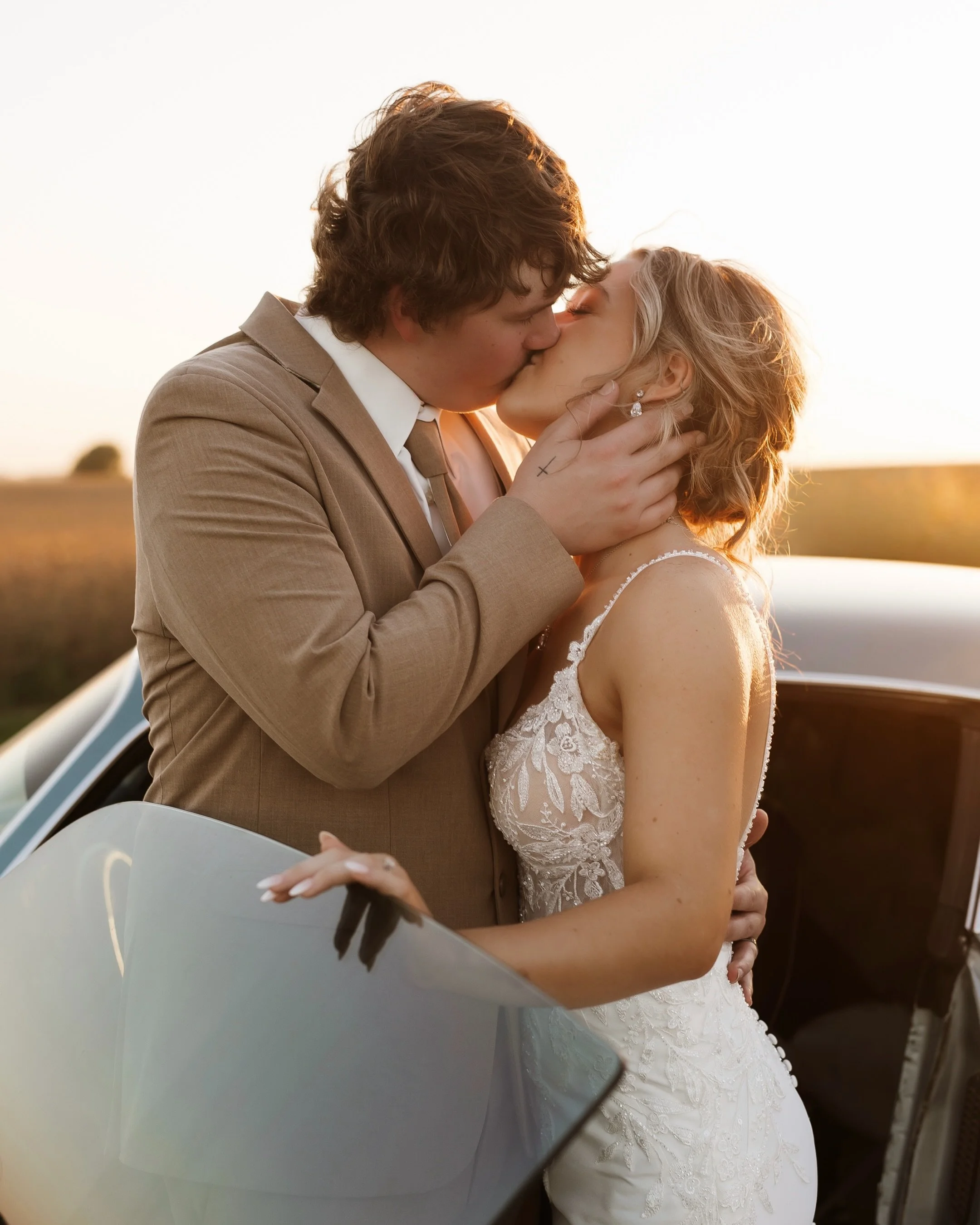 THE MICHELS 🍂

Saturday was so fun with Allison and Aden! This sweet couple had the most amazing day with family and friends. Shout out to @angelabockphotography for snapping alongside me!