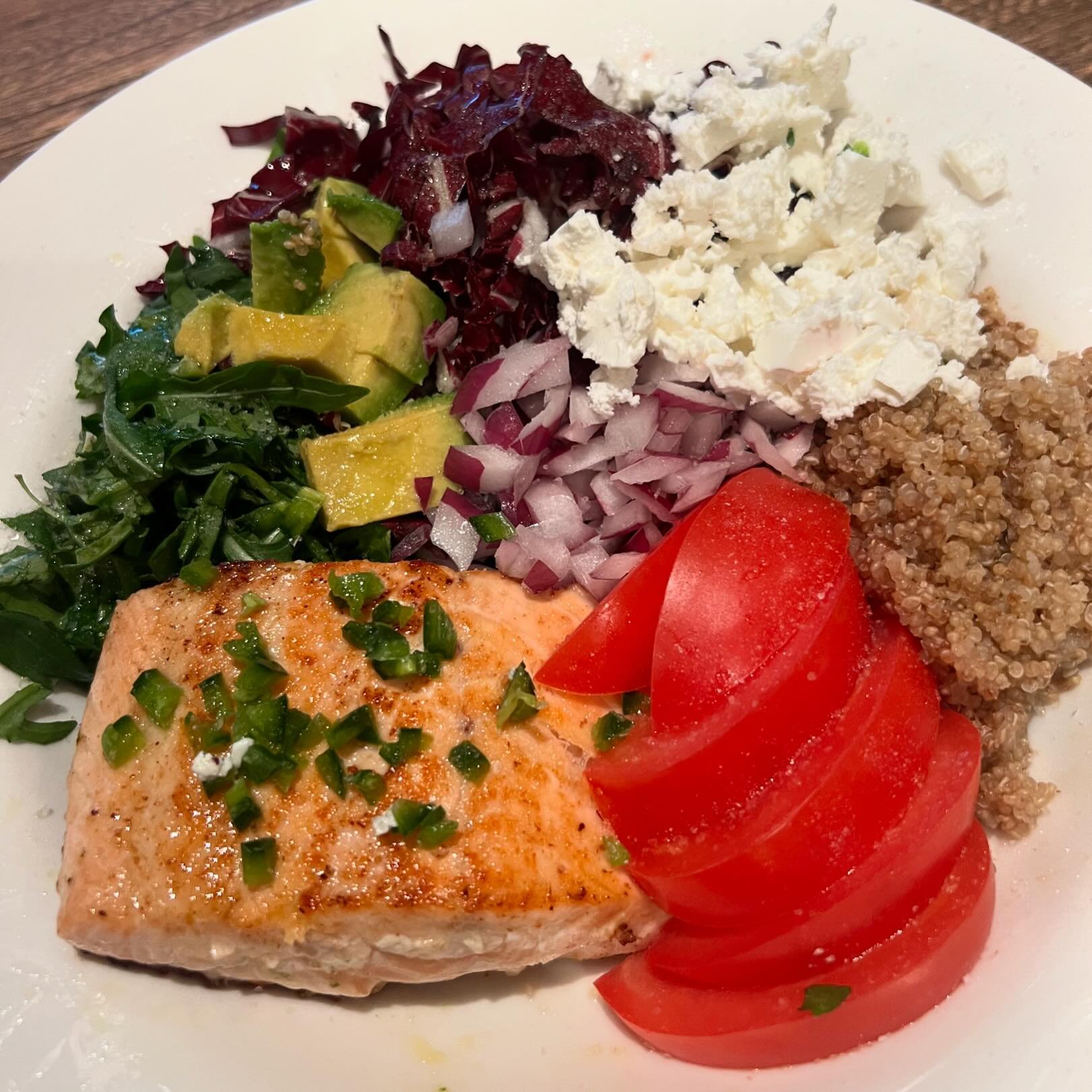 Saturday night 🤩

Pan fried salmon with :

fresh green chili
rocket
radicchio
quinoa
tomato
red onion
feta
lemon
olive oil
sea salt