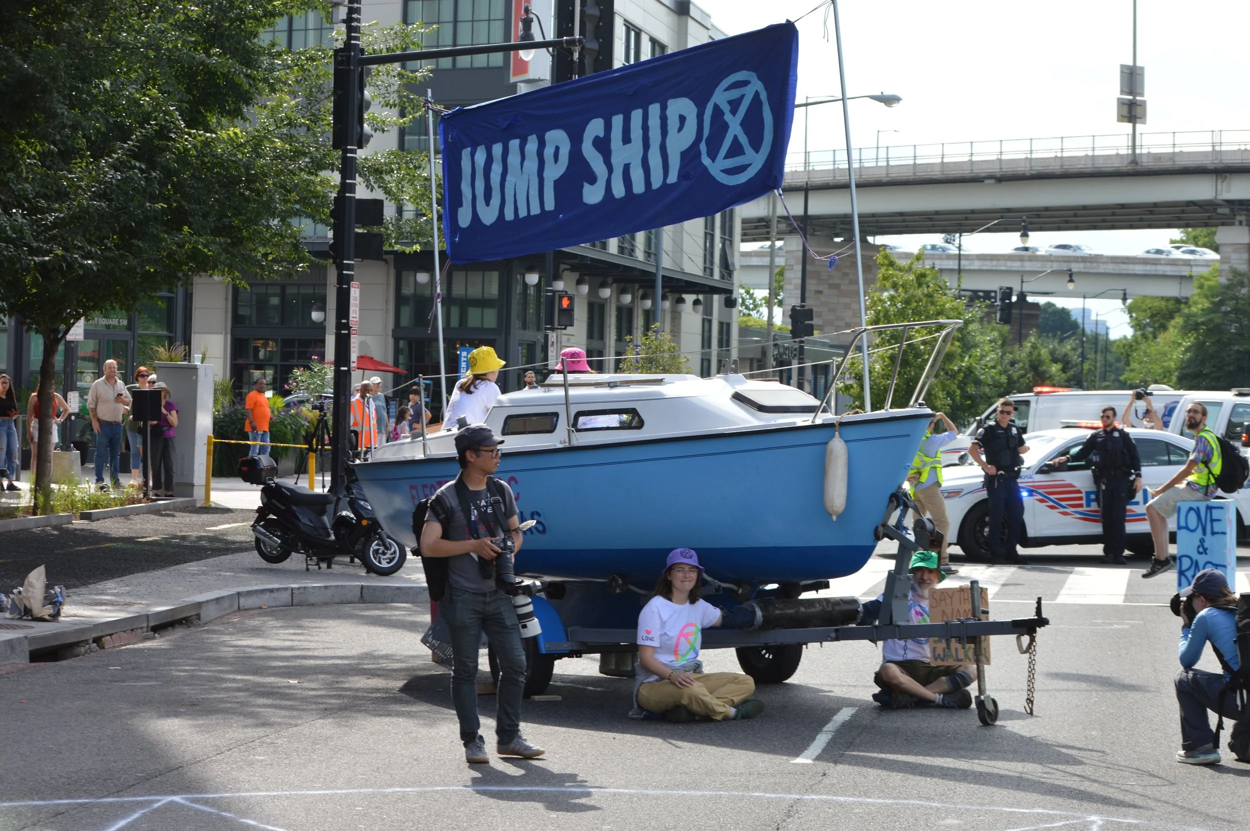 BREAKING: Extinction Rebellion Shuts Down Washington Gas Headquarters, Urges Workers to “Jump Ship”