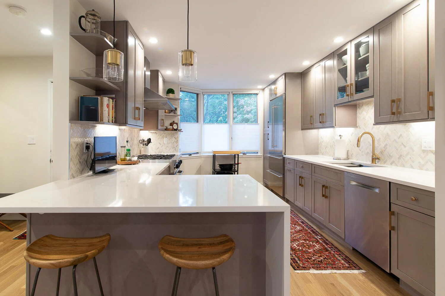 kitchen_grey_peninsula_.jpg