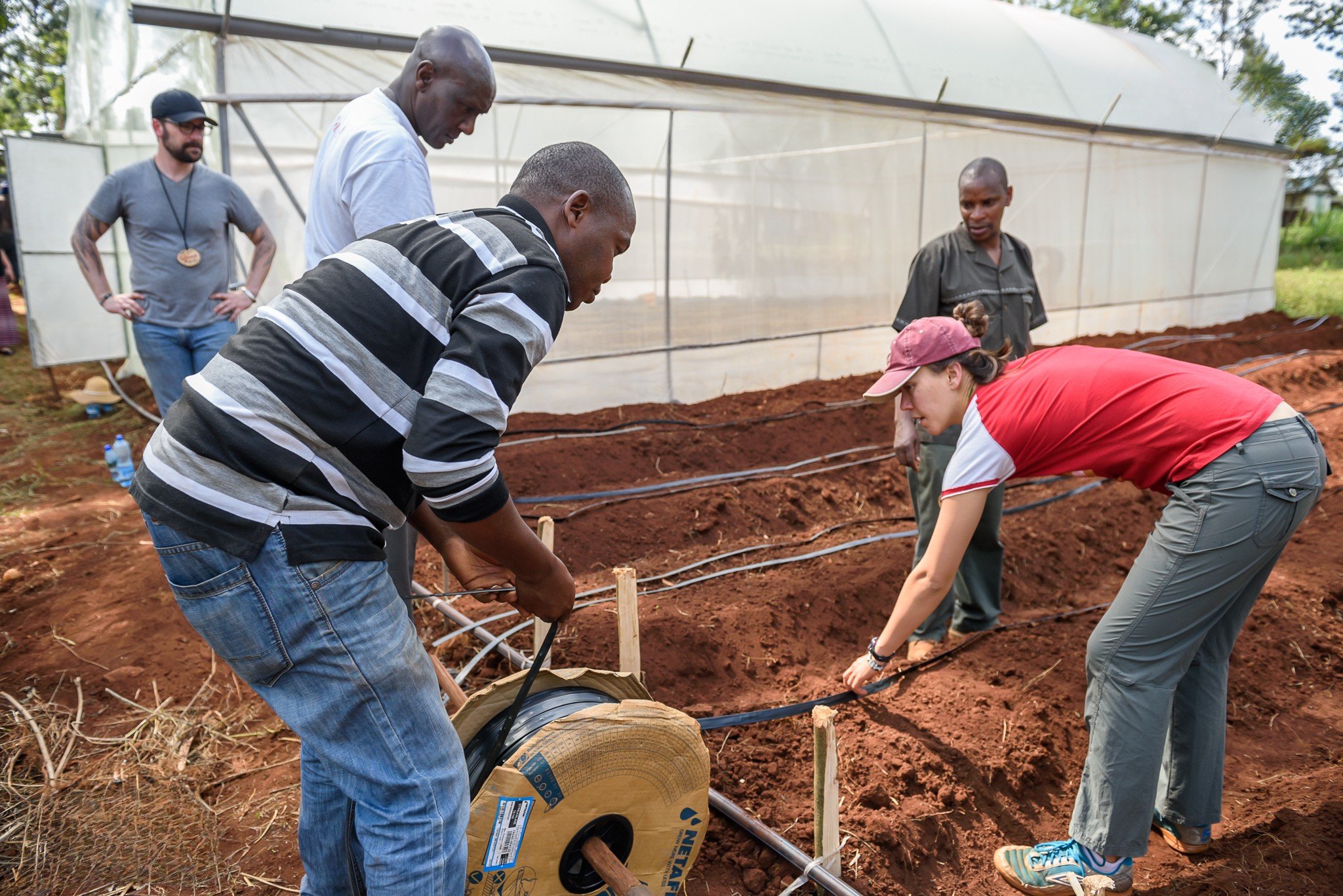 Plusieurs personnes travaillent à la construction d'un potager auto-suffisant au profit d'un orphelinat.