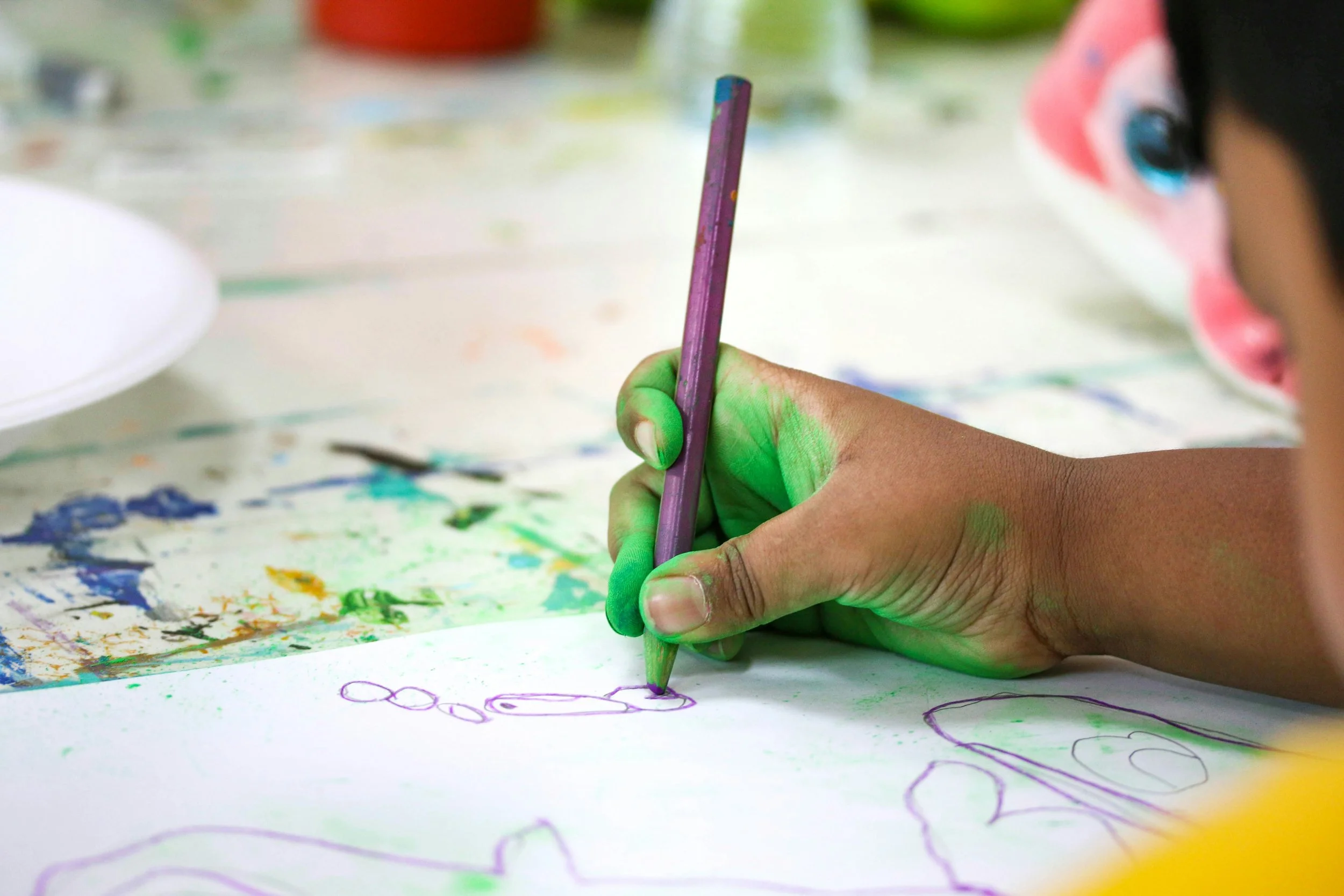 Photo de Yasara Hansani sur Unsplash - enfant dessinant sur un papier