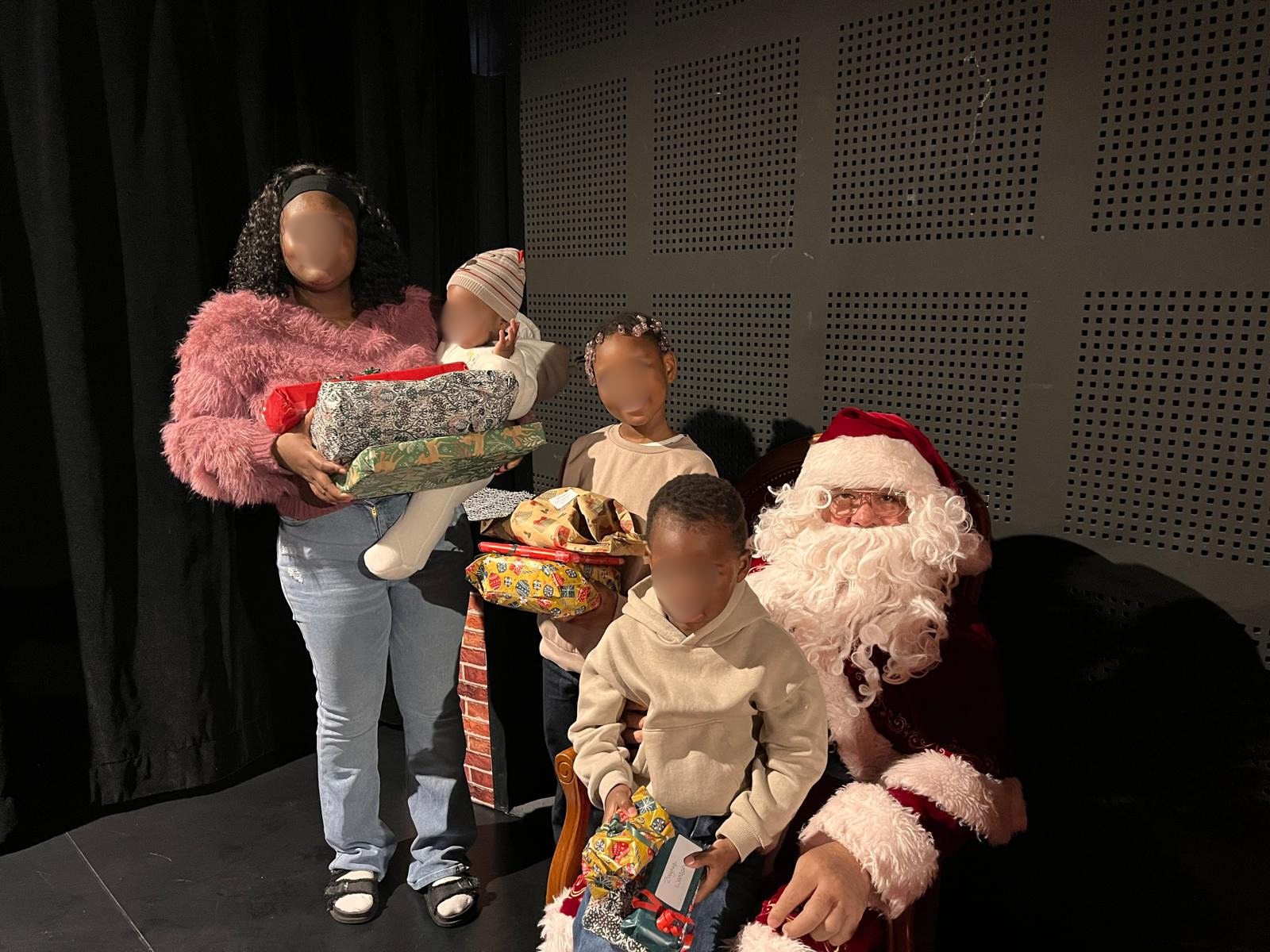 Enfants de familles demandeurs d'asile recevant des cadeaux pour Noël