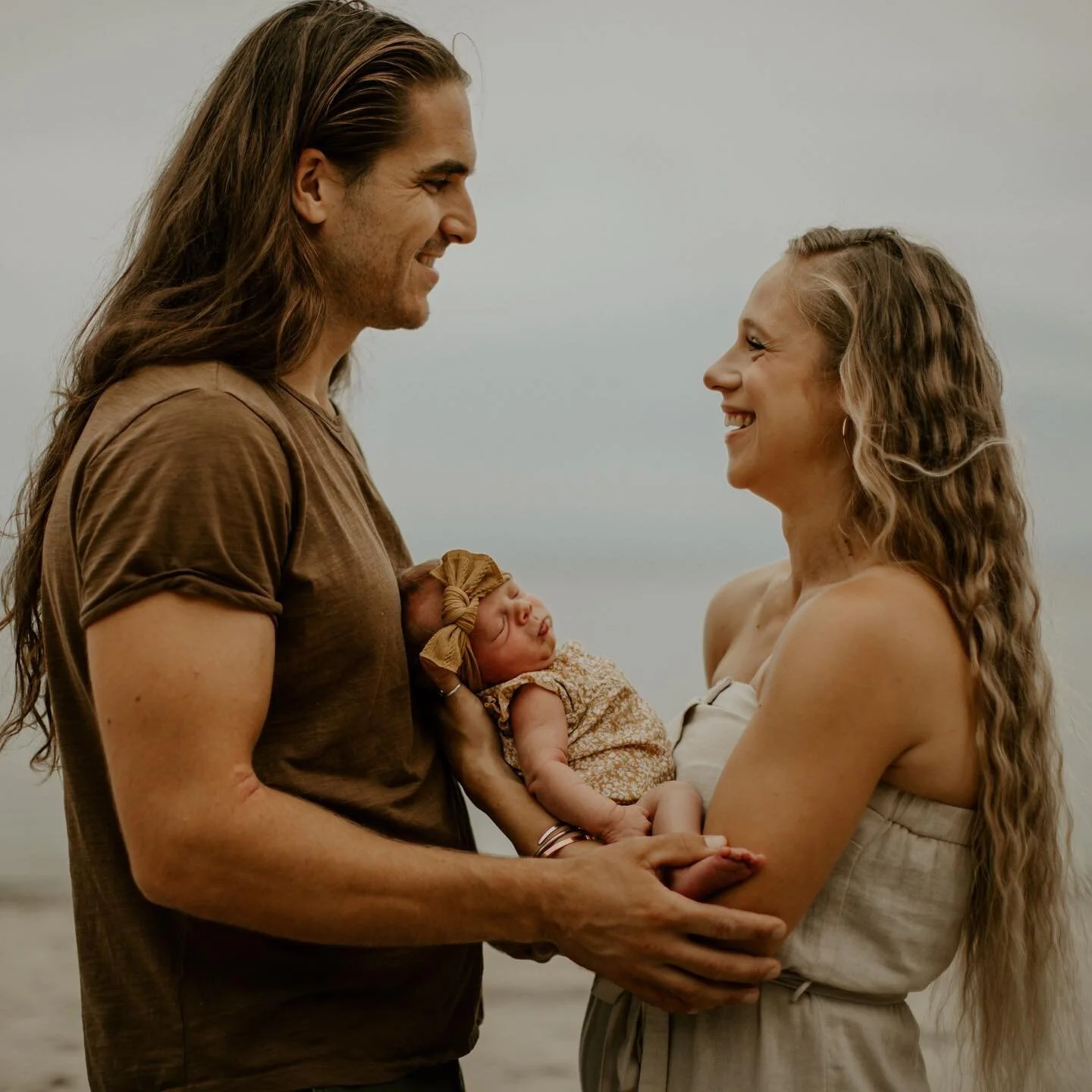 Cedar girl is an absolute beach babe! Newborn sessions don&rsquo;t always have to be indoors and can be enjoyed at your favourite family place! These beauties brought me out to a perfect little beach to enjoy the warm summer breeze and all the newbor