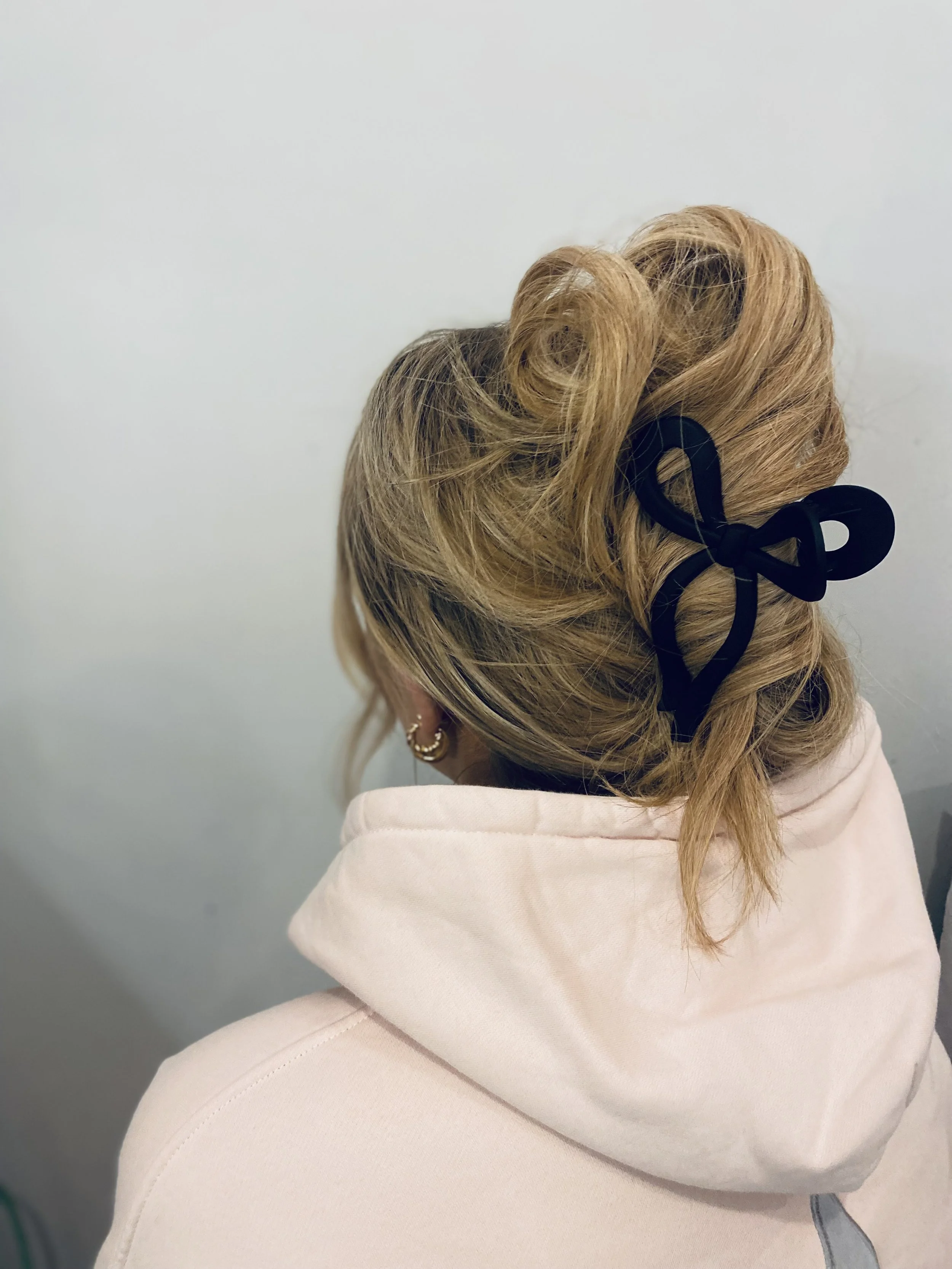 Beautiful Bow Claw Clip. Black