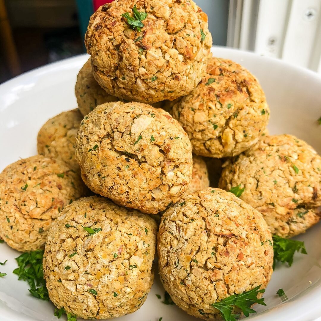 HOMEMADE FALAFEL ✨

Absolutely in love with this recipe! It&rsquo;s so easy, stores well, and brings me right back to my favorite place in the world&mdash;Tel Aviv, Israel. 

I had the privledged to study abroad my junior year of college, and spendin