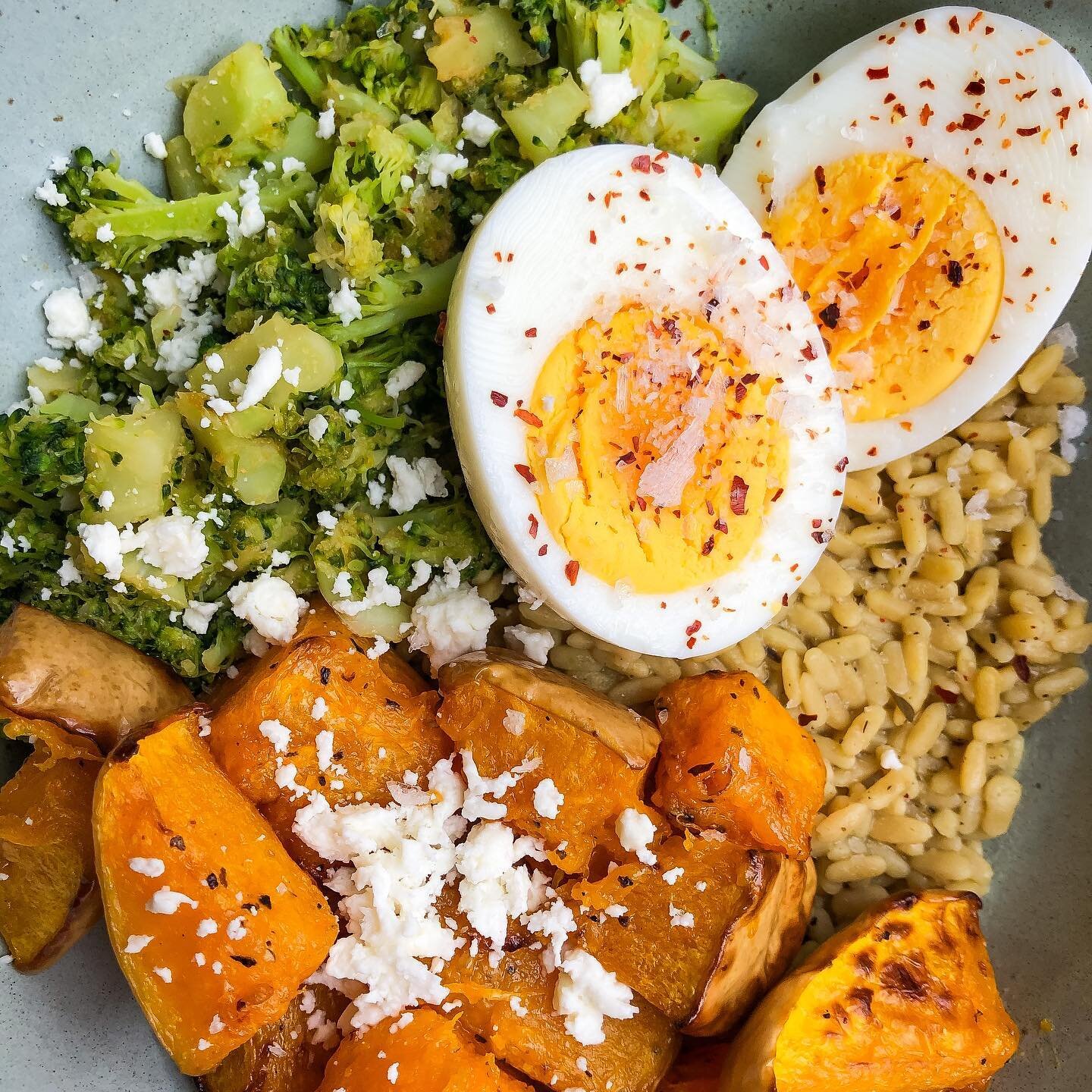 Keeping it colorful today for lunch&mdash;air fried butternut squash with garlic and herb @rightrice , chopped &amp; steamed broccoli, hard boiled egg, and feta 😍

There&rsquo;s this common misconception that intuitive eating means eating a ton of h