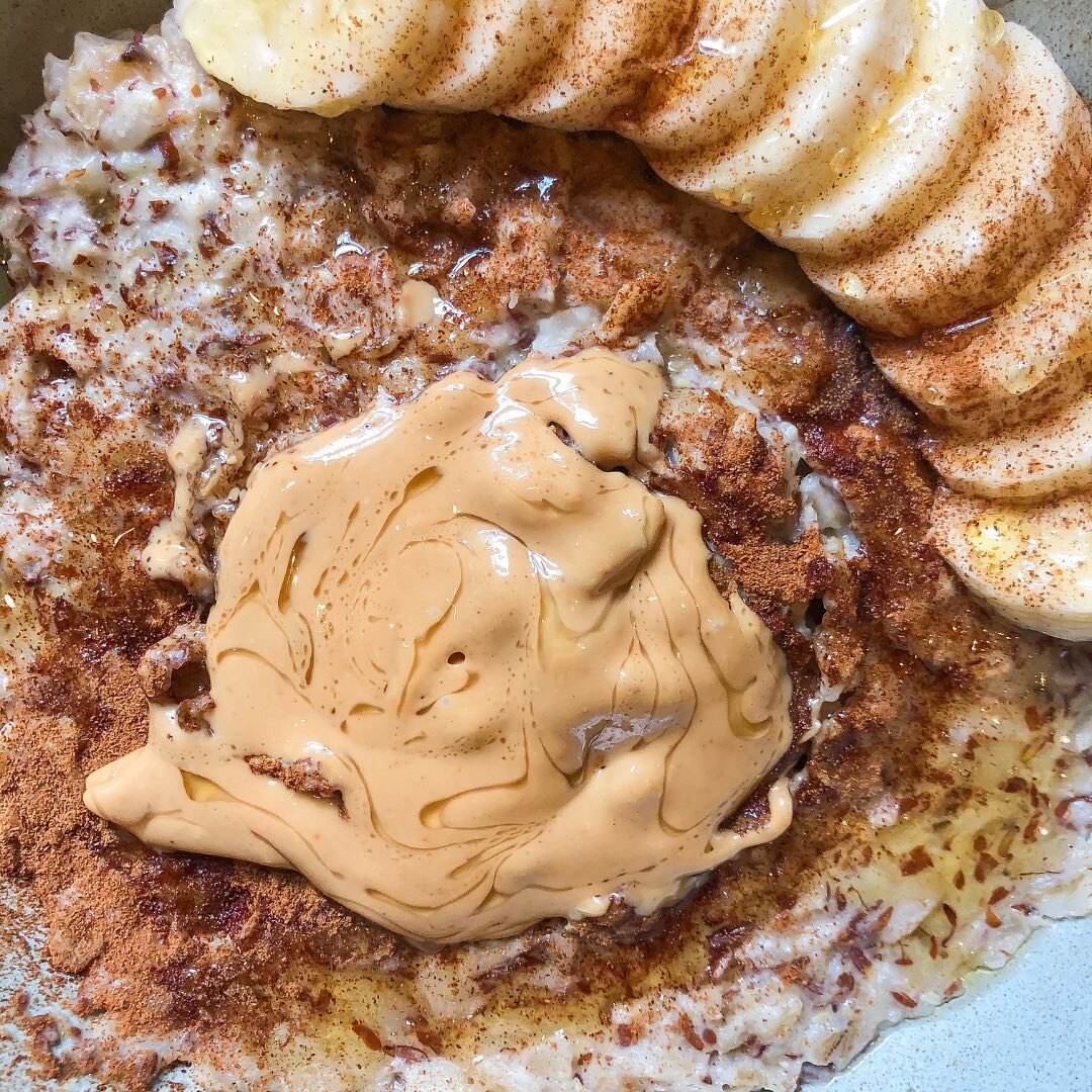 CINNAMON SWIRL OATS ✨

Yep, they&rsquo;re as good as they look!!!! 

Save the recipe in this post OR head to my website for the full recipe too!!! 

Oh, and swipe for some oat porn 😍

https://www.remixtonutrition.com/all-recipes/cinnamon-swirl-oats