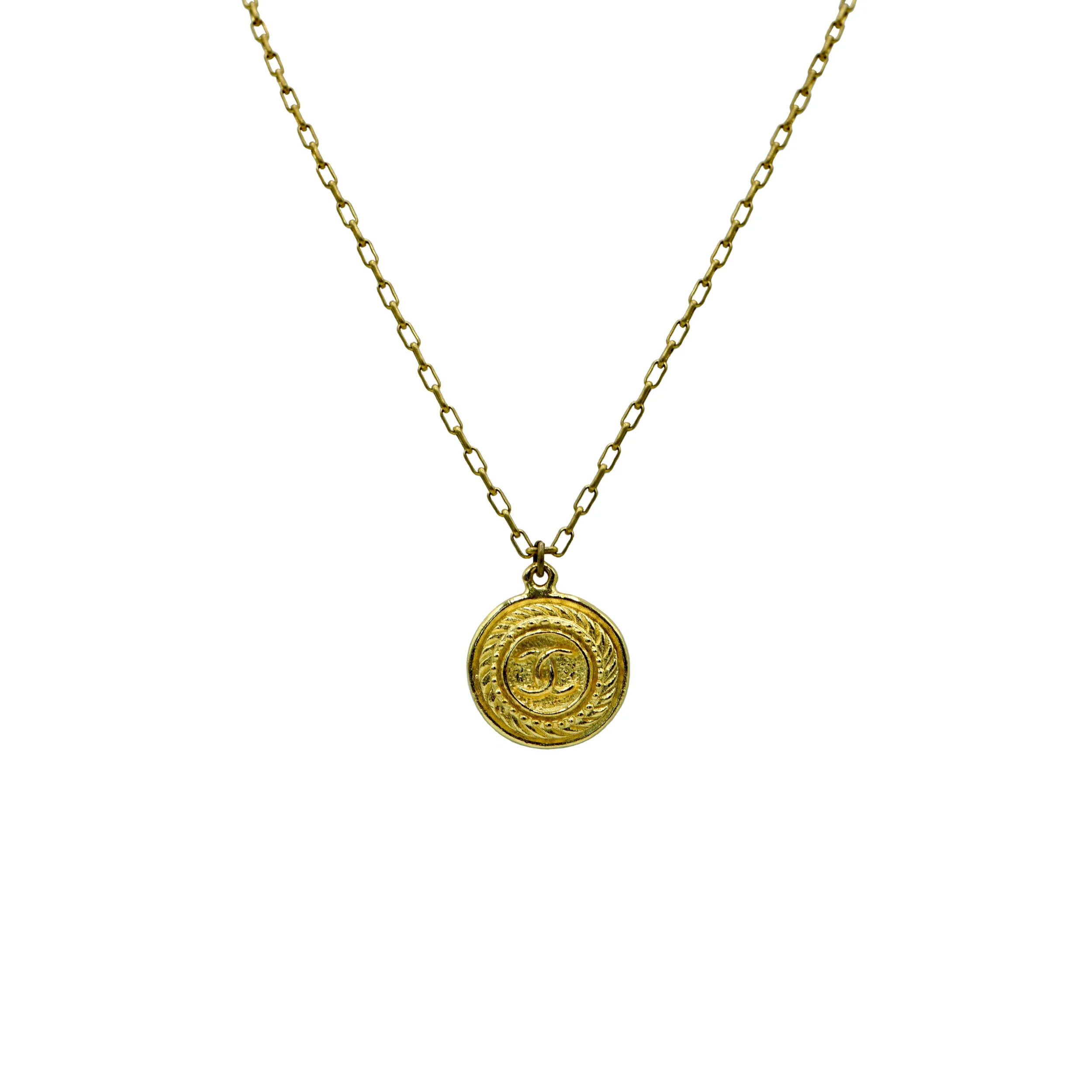 chanelgoldpend 2.jpg