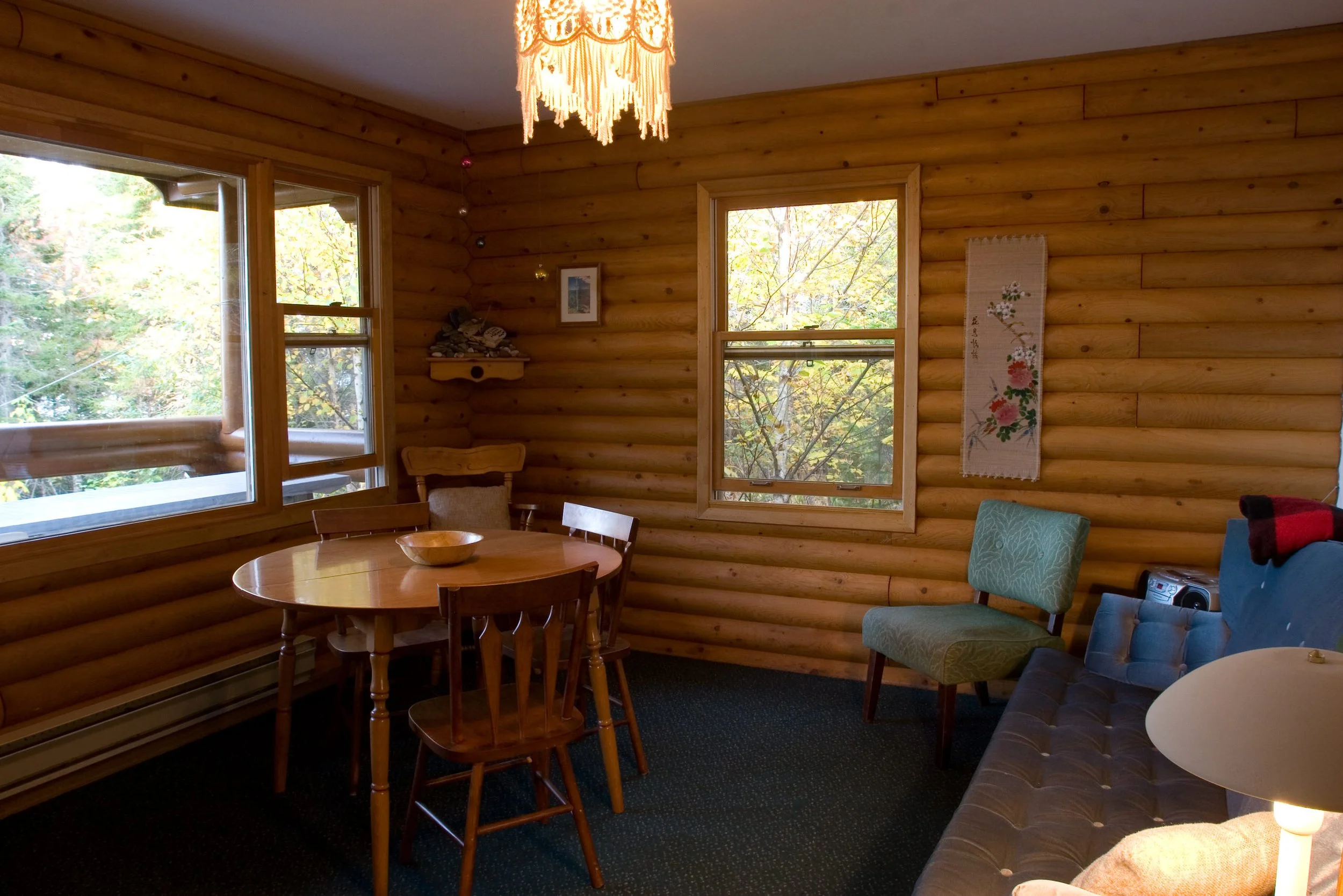 livingroom log cottage.JPG