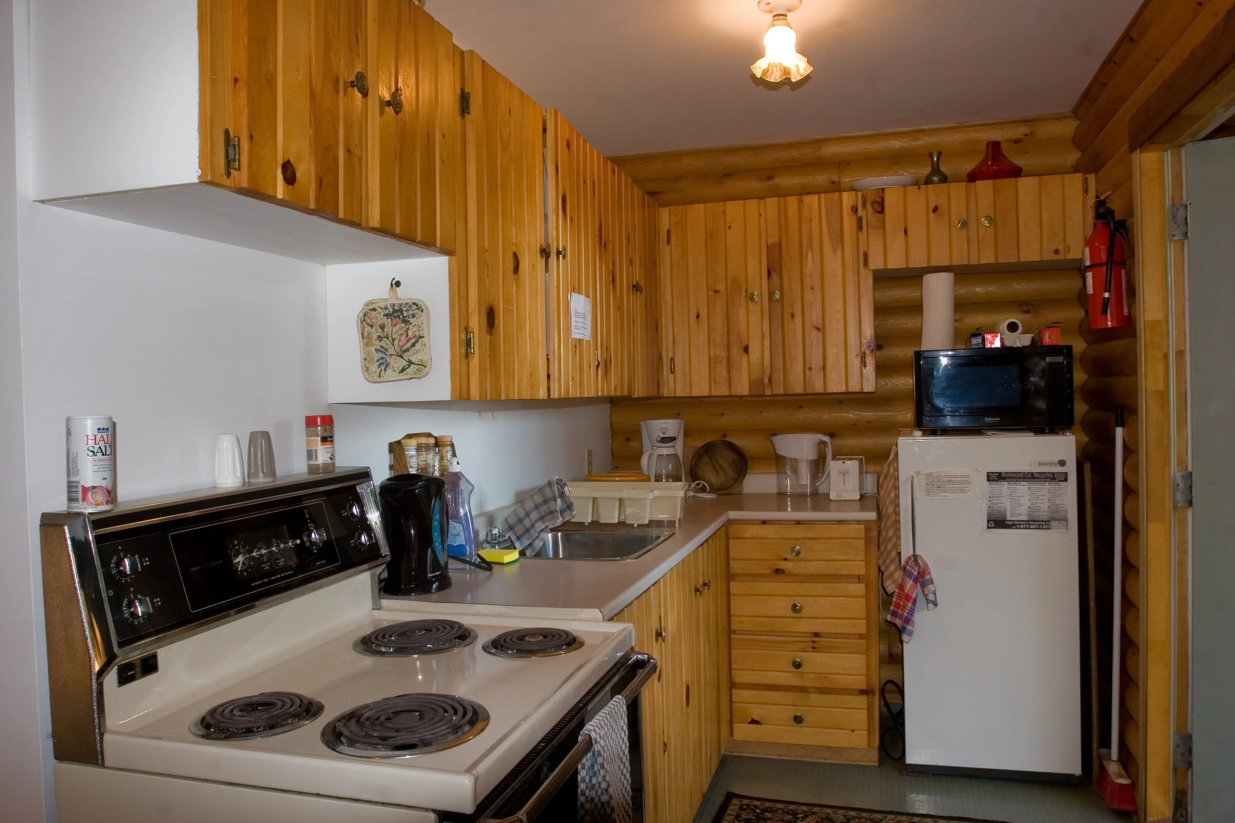 kitchen log cottage.JPG