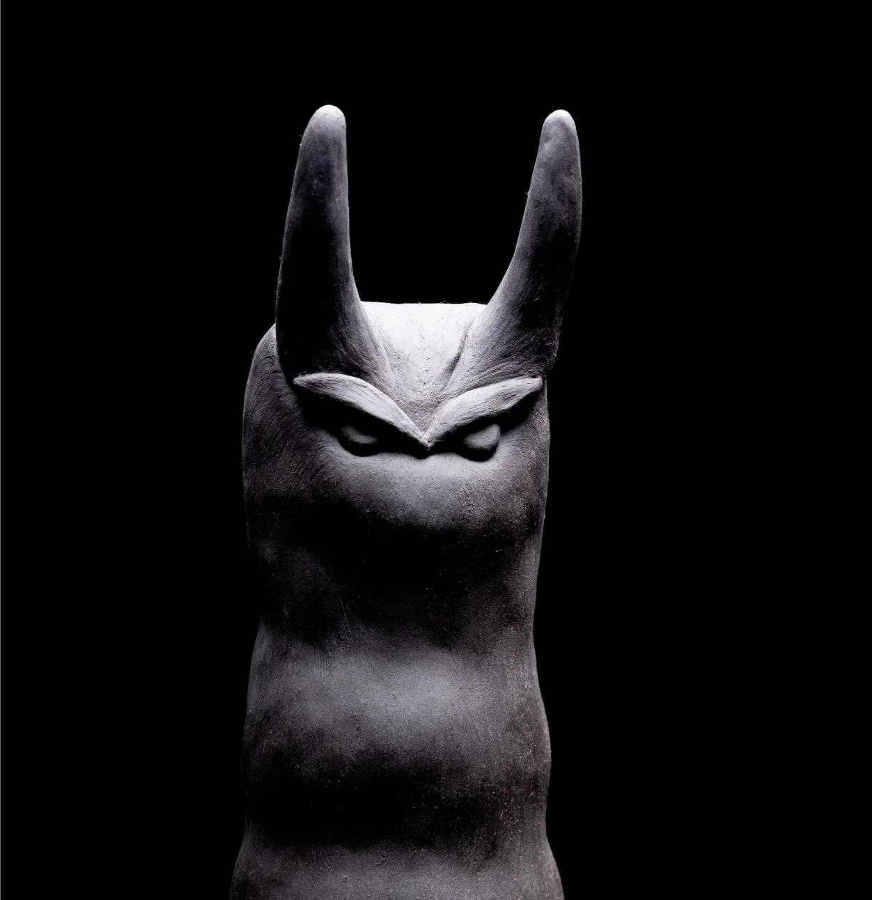 Sofie Hasselbergsen: “Sint”, detalj. Modellert steingods, 2023.