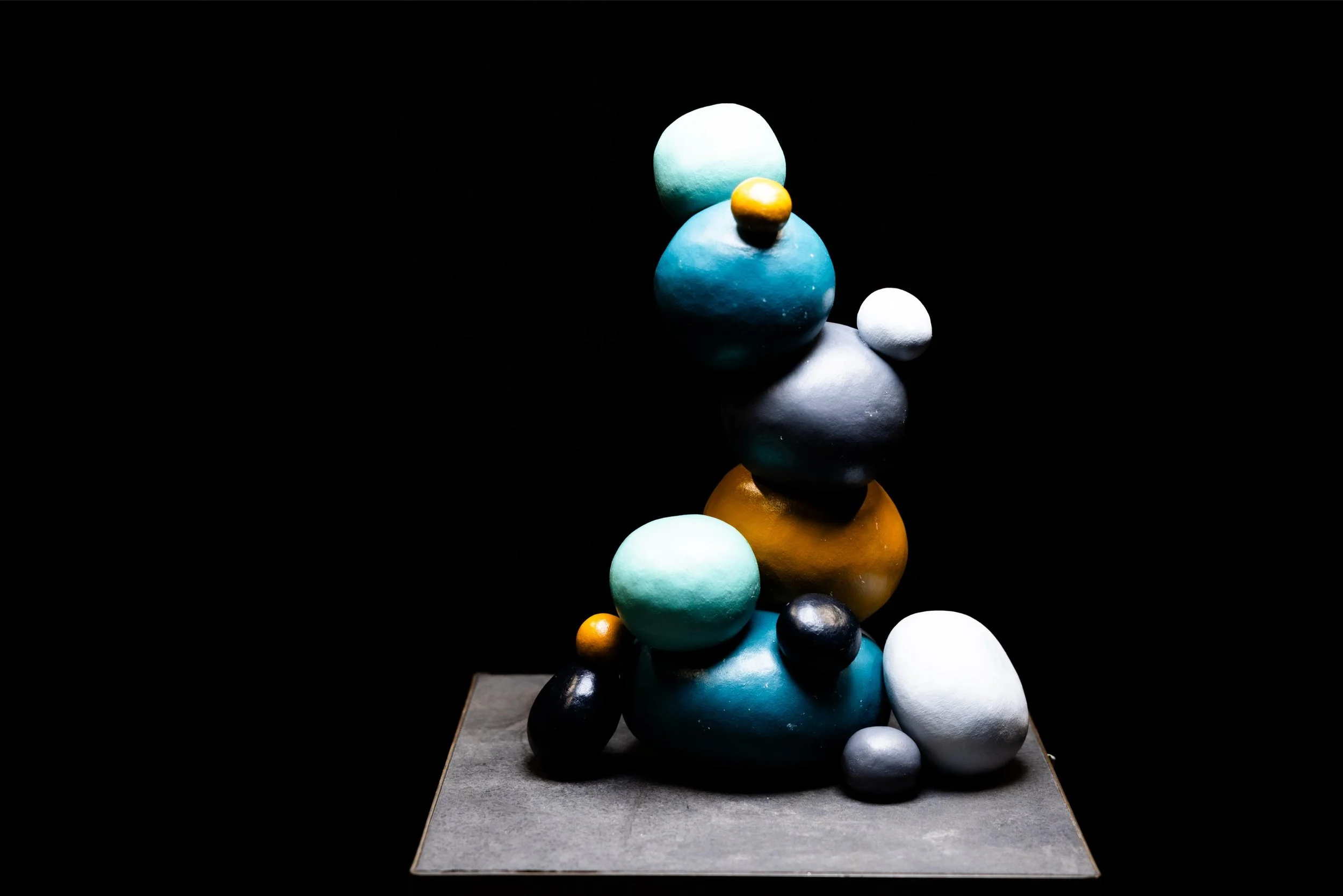 Mikkel Franing: “Morsomt”. Modellert steingods, akryl, 2023.