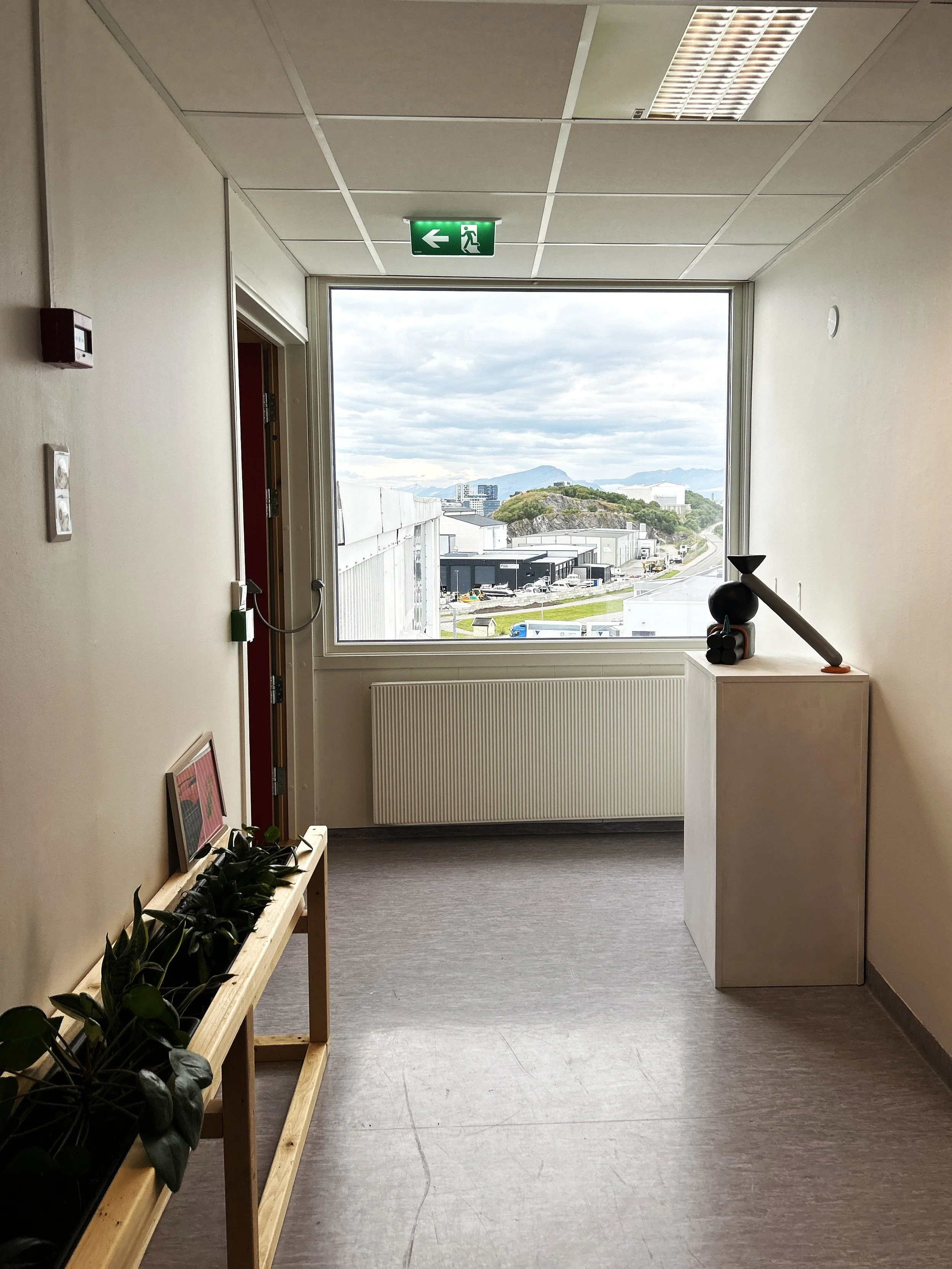   “Tanker” av Sofie Hasselbergsen. Modellert steingods, akryl.   