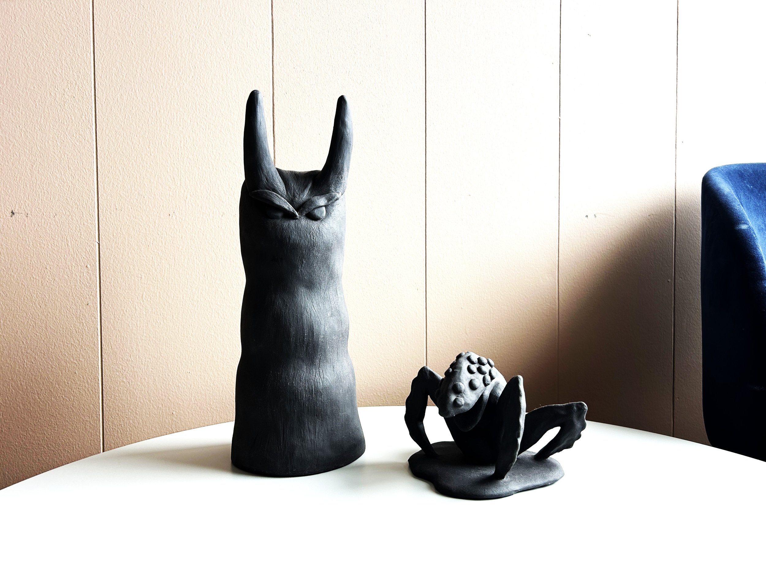   “Sint” av Sofie Hasselbergsen og verk uten tittel av Loke Hansen. Begge i modellert steingods.   