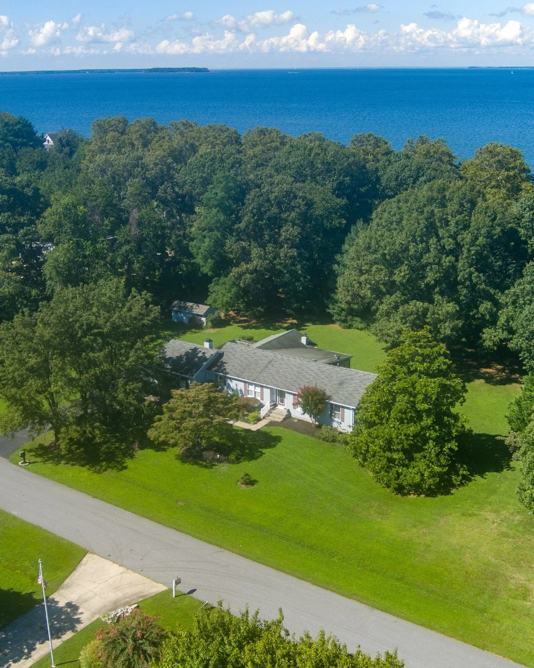 Discover Life in Prospect Bay⁣
205 Piney Point Landing, Grasonville, MD⁣
3 BD | 2 BA | 1 Acre | $590,000⁣
⁣
Tucked near the end of a quiet waterfront cul-de-sac, this single-level rancher offers the kind of calm you can only find on the Eastern Shore