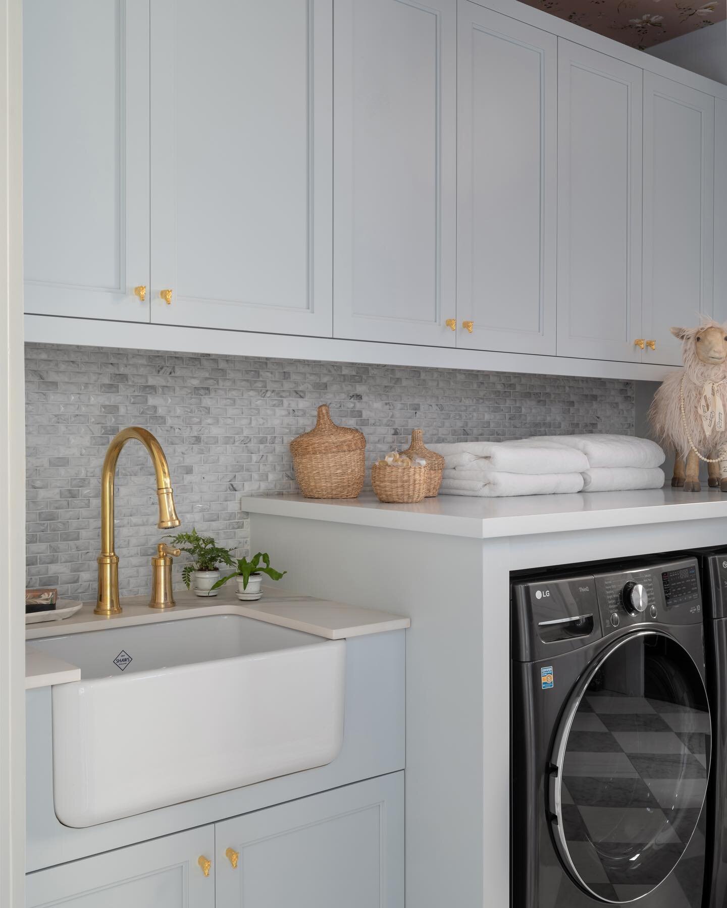 Laundry being a drab chore is nothing some pretty blue cabinets, green plants and a sheep can&rsquo;t fix 🤣 🐑

Photo: @rusticwhiteinteriors