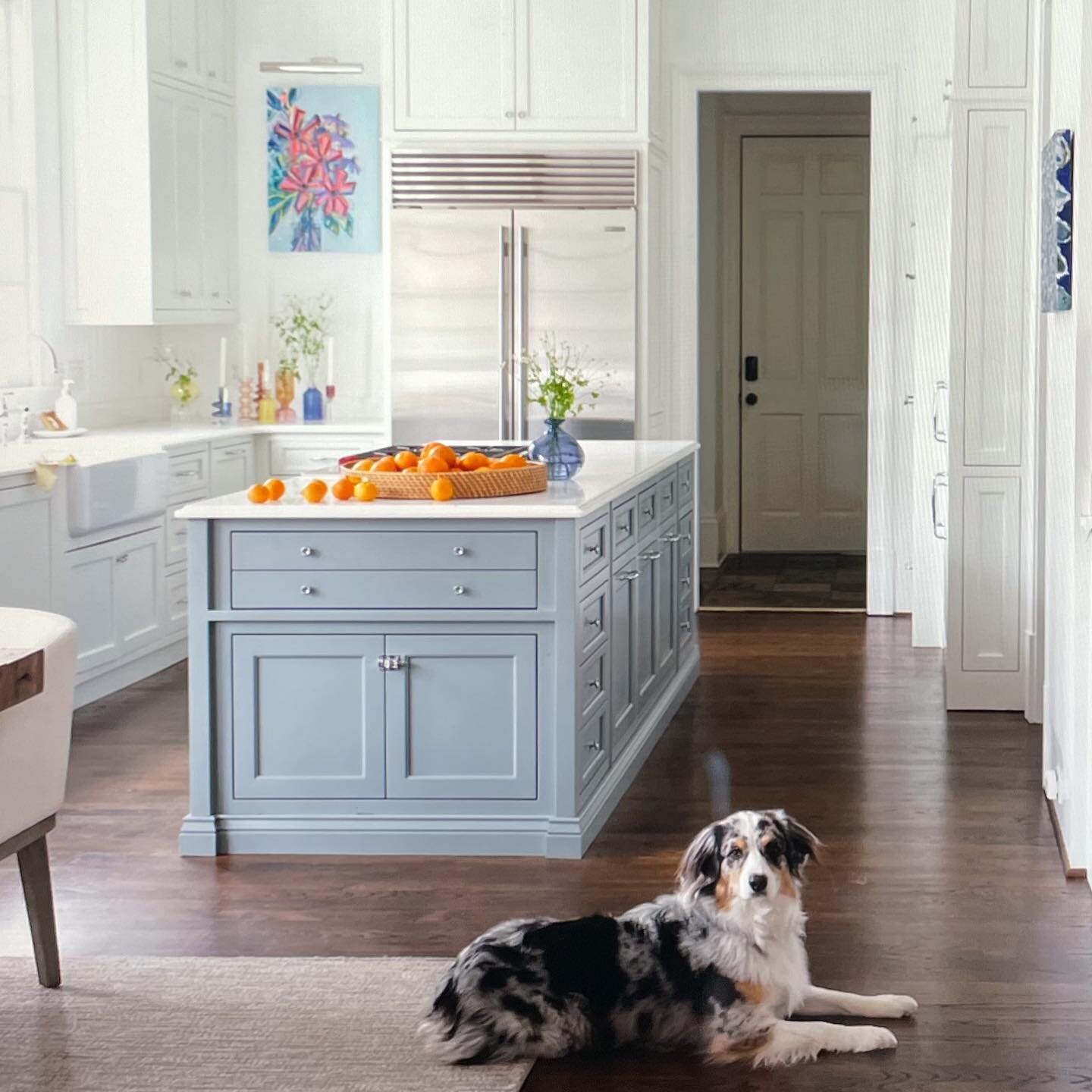 The @atlantahomesmag Tour of Kitchens is next weekend and our kitchen (this one!!) is on tour on Sunday from 11-5. We are giving away 2 tickets! Tag a friend in the comments who is a kitchen/interiors/blue island/dog lover too for a chance to win 😊W