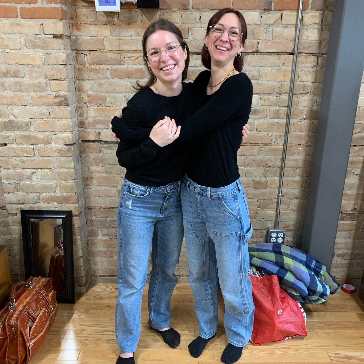 Check out these awesome accidental twinsies, Coaches Robyn and Elizabeth 😍. They're on the same awesome wavelength, rocking those Qi vibes together! 🌟👯 

Woosh! 🎉

#QiBuddies #Twinning #QiVibes #GreatMindsThinkAlike #CreateYouRAwesome #QiWallOfAw