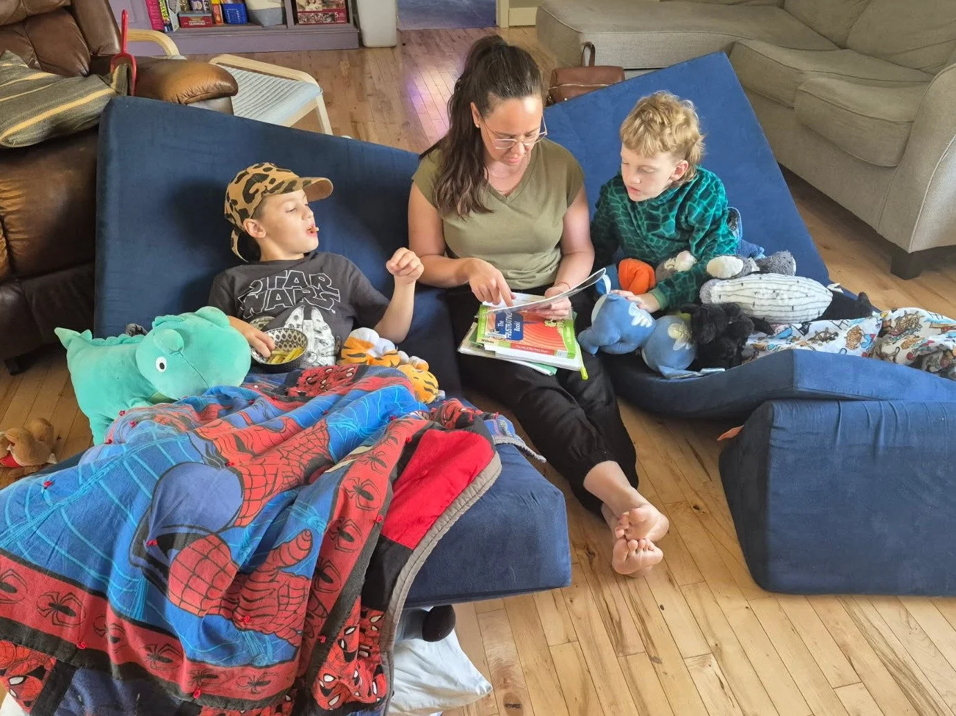 In this cozy scene, our clients and Coach Crystal are having a regulating cuddle puddle (snacks included, of course 😋) while searching for &quot;Unthinkables&quot; in their new library book! 📚💭 Together, they&rsquo;re discovering how the character
