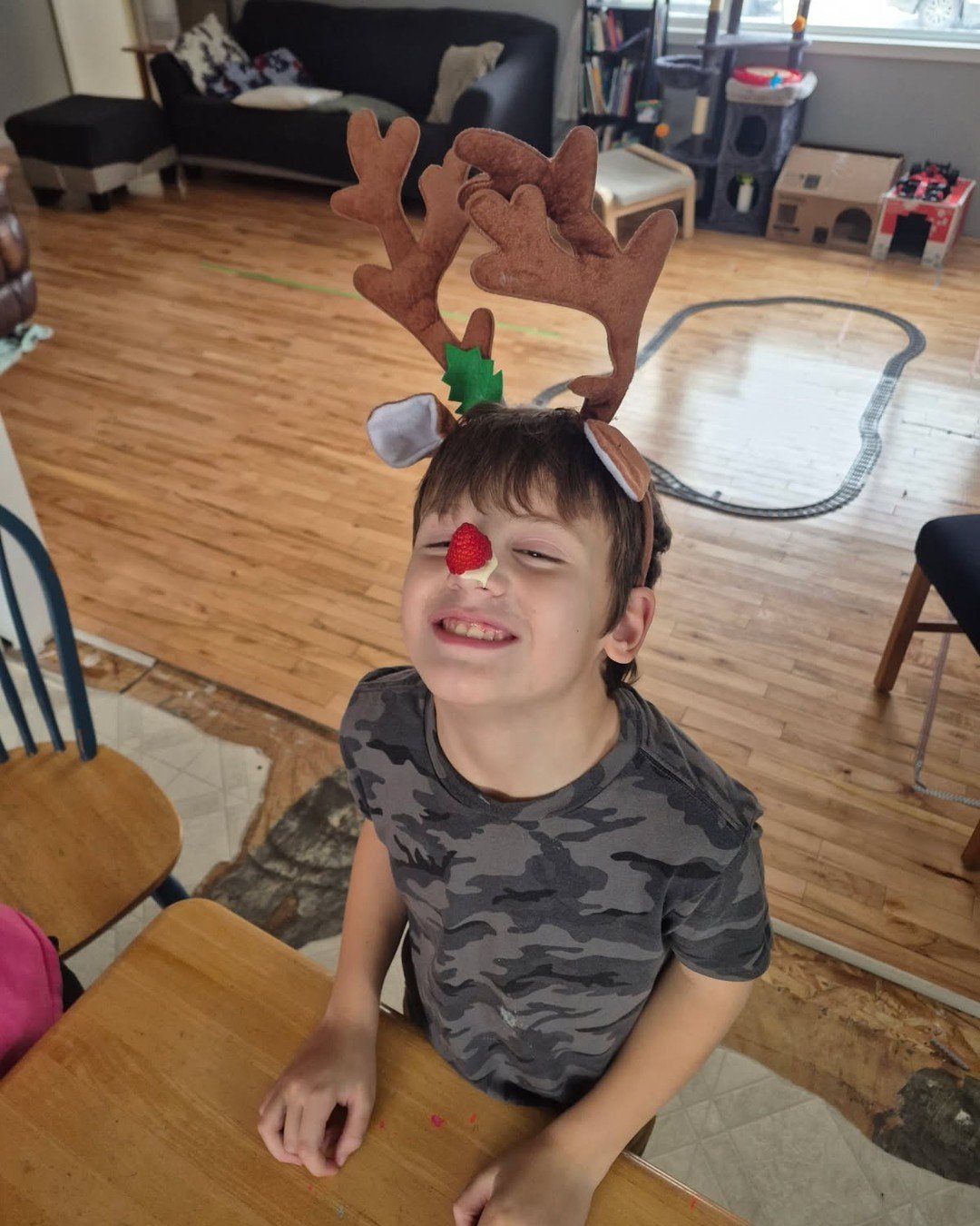 Coach Ashley had so much fun this week with a family doing no-pressure, playful food exposure! 🍫✨

They started by making Santa Hat brownie bites (so good they disappeared before Ashley could snap pics&hellip; oops!), then had a silly moustache cont
