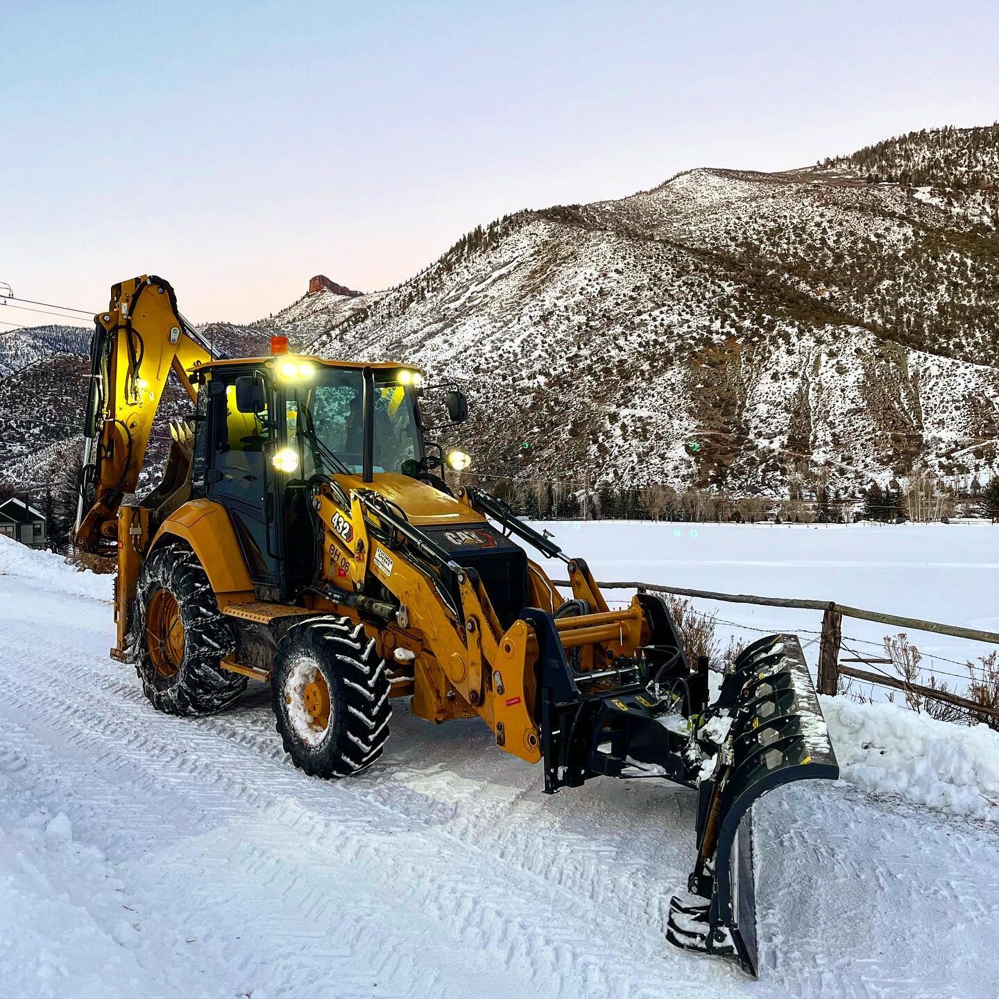 We weren&rsquo;t really backhoe fans until we got this beautiful CAT 432 #sideshift with @oilquickamericas not only does this have Oil Quick on the back but on the front too. 6 attachments for the front and 6 for the back. One of the most versatile m