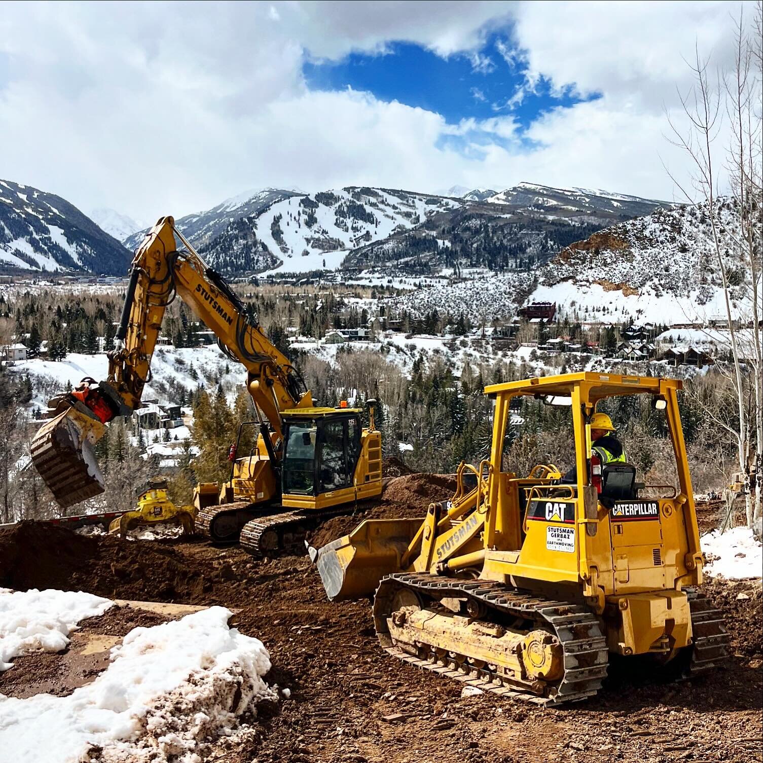 The trusty 939 working with the advanced 325 equipped with VA boom, @amiattachmentsinc AXXIS tilt rotator along with the @oilquickamericas sandwich.