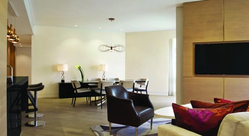 24IN-EXECUTIVE ROOM-03.jpg