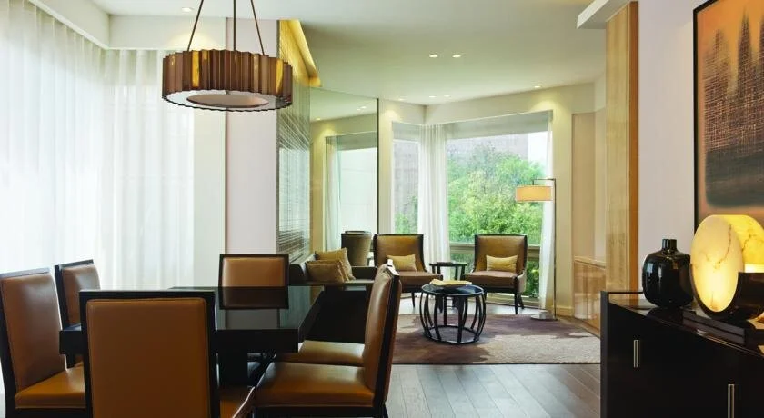 25IN-EXECUTIVE ROOM-04.jpg
