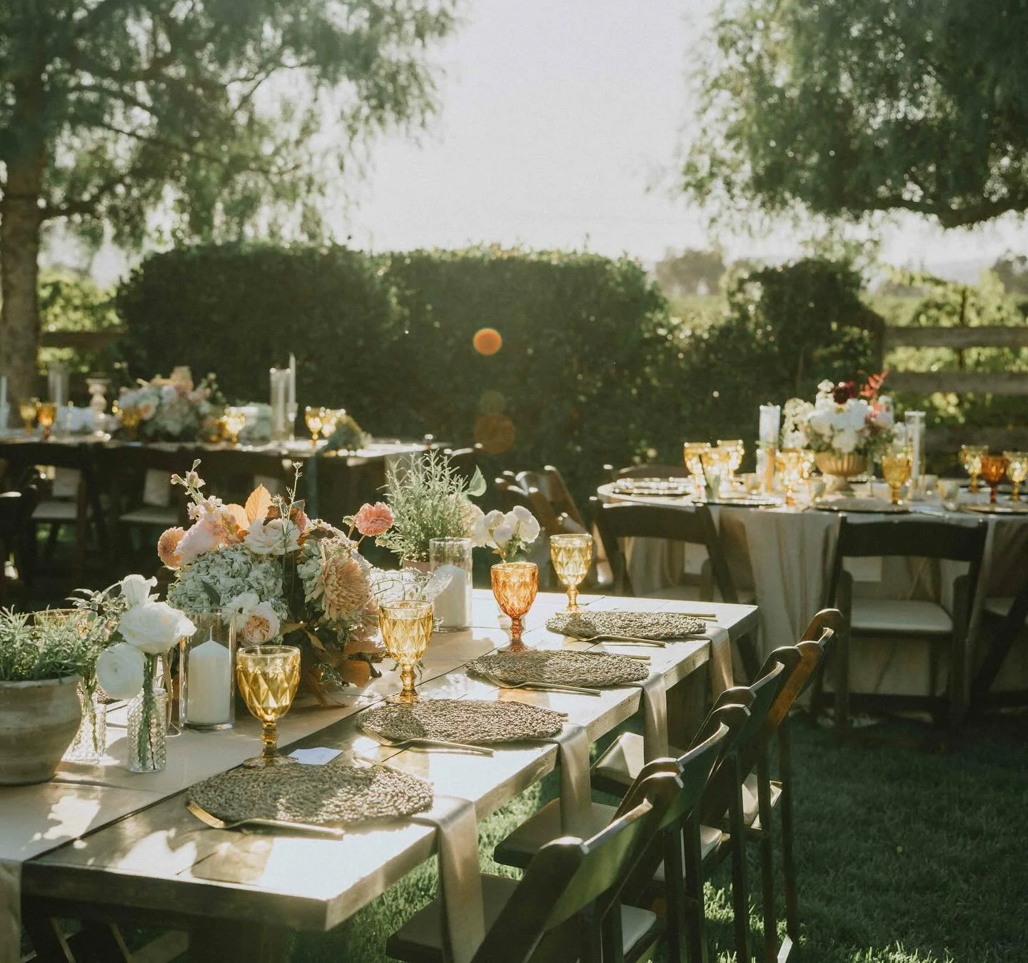 Thoughtful details, soft romance, and a table that says &ldquo;you matter here.&rdquo; ✨

Photography by @juneauwongphoto 

#fallweddings 
#romantic
#timeless
#lovestoryinthedetails
#societypicniceventsandflorals