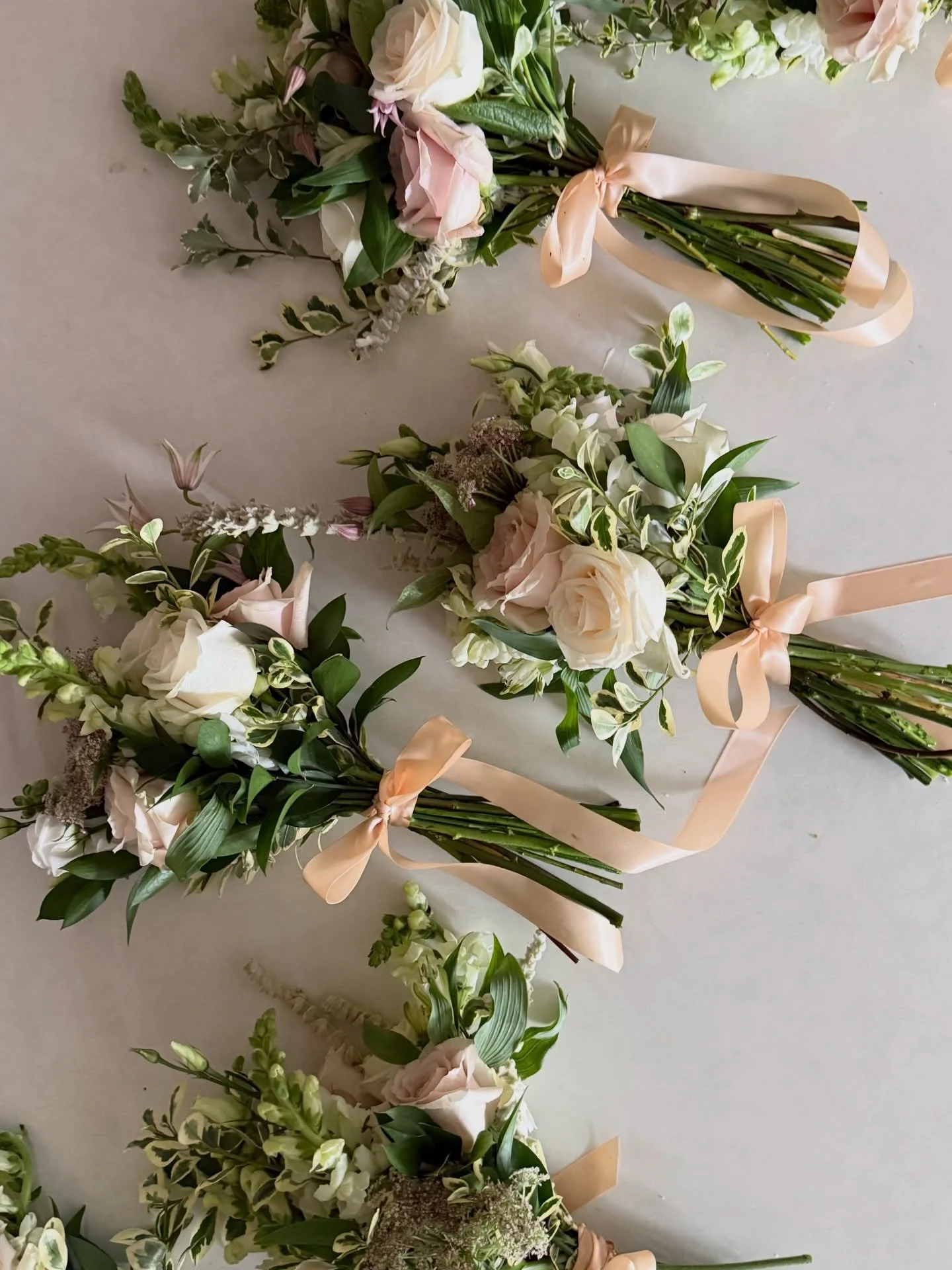 Nineteen for Assisteens. 🌷🌿 🫶🏼

#societypicnic
#ocflorist
#springflowers
#handheldbouquets
#assisteens