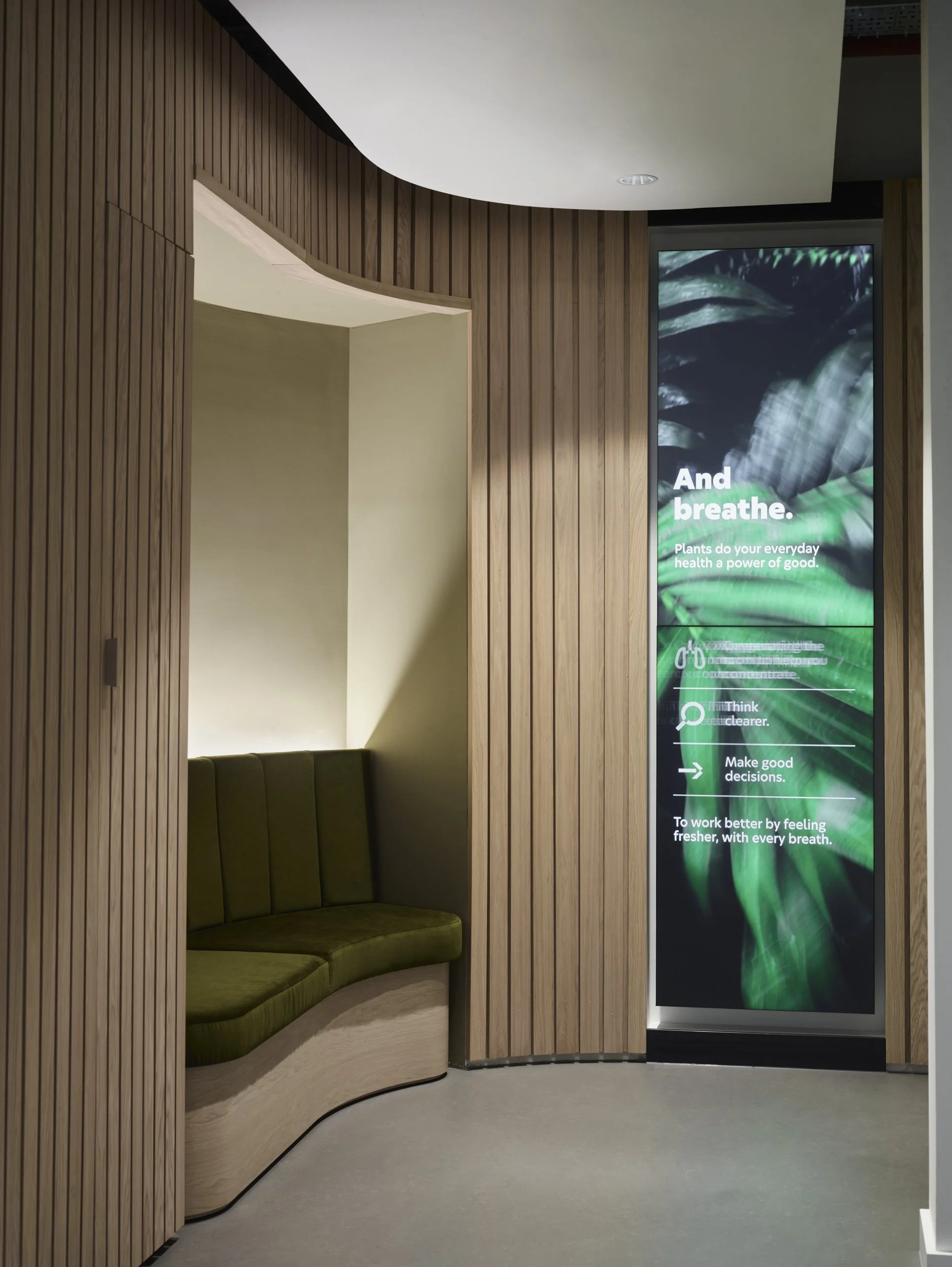 LOW_GREEN_VELVET_SEAT_AND_SCREEN_.jpg