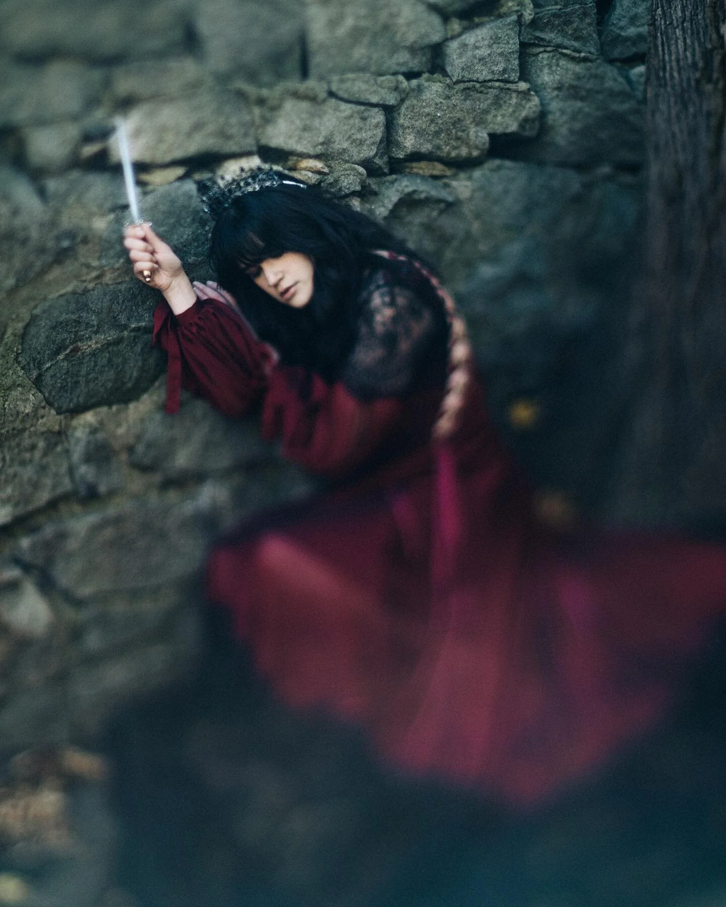 𝔱𝔥𝔢 𝔔𝔲𝔢𝔢𝔫 𝔬𝔣 𝔟𝔯𝔢𝔞𝔨𝔦𝔫𝔤 𝔪𝔶 𝔬𝔴𝔫 𝔥𝔢𝔞𝔯𝔱 🫀 ft. @abbybrook31 photographed by @ofstoneandsea 
.
.
For Gothic Royalty: Co-Hosted &amp; Co-Directed by @ofstoneandsea @slamzeeny and @laurel.nocturne wardrobe by @jack_attackk_clothin