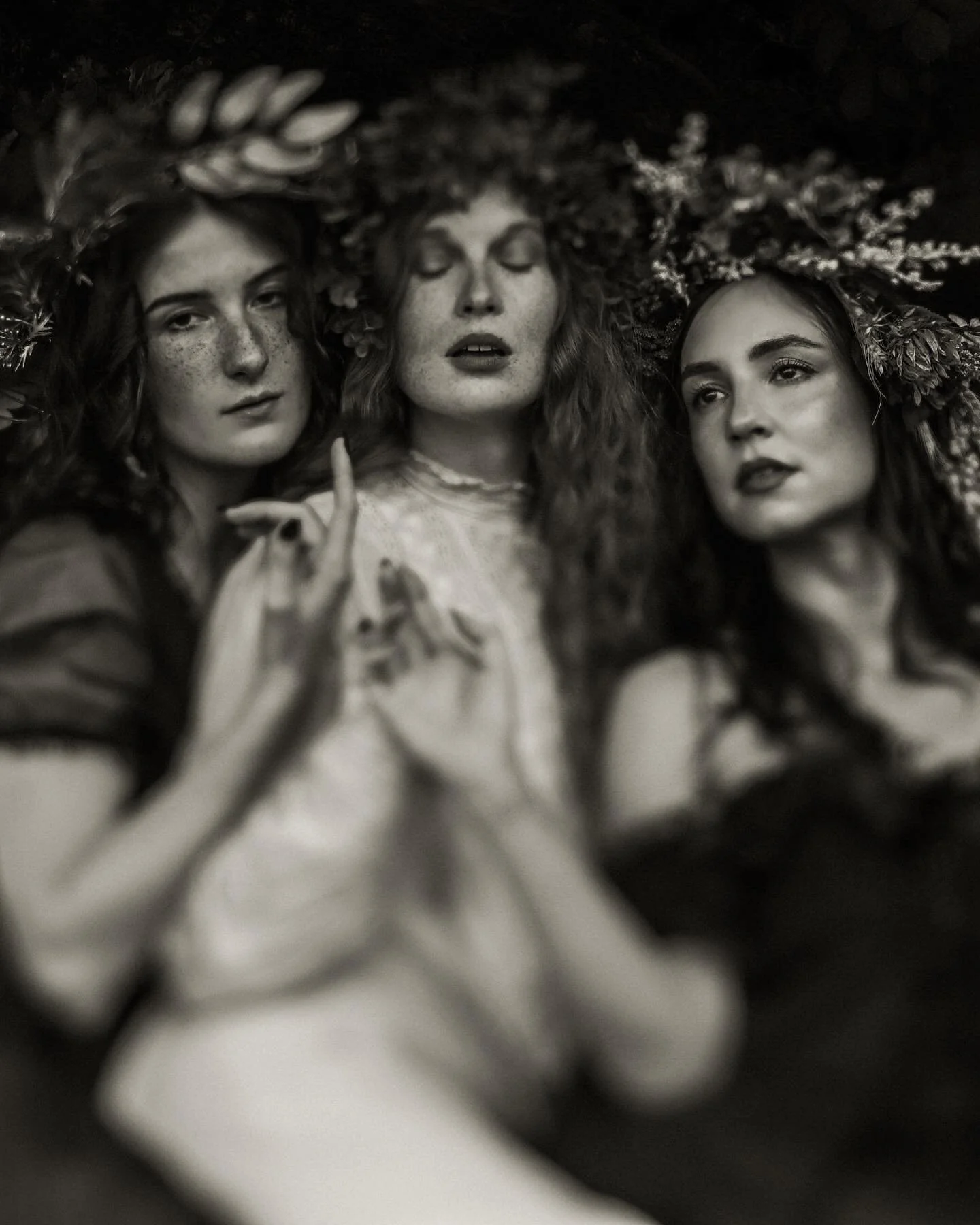 𝖂𝖊𝖑𝖈𝖔𝖒𝖊 𝖙𝖔 𝖙𝖍𝖊 𝕮𝖔𝖛𝖊𝖓 🩸 
Husband and wife creatives @ofstoneandsea(@leahstonephotography) and @slamzeeny created Creative Coven Events because they wanted to have creative meet-ups and a community of support - of course they didn&rsq