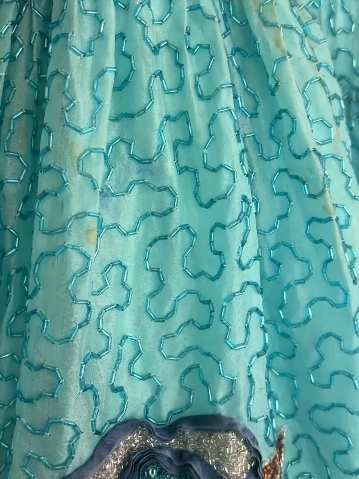 Some don&rsquo;t make it 🥺

When vintage restoration goes wrong&hellip; 😭💙

I found this incredible vintage Naeem Khan dress and wanted to save it. I soaked it to remove a few stains using baking soda and lemon&hellip; but the blue flowers bled in