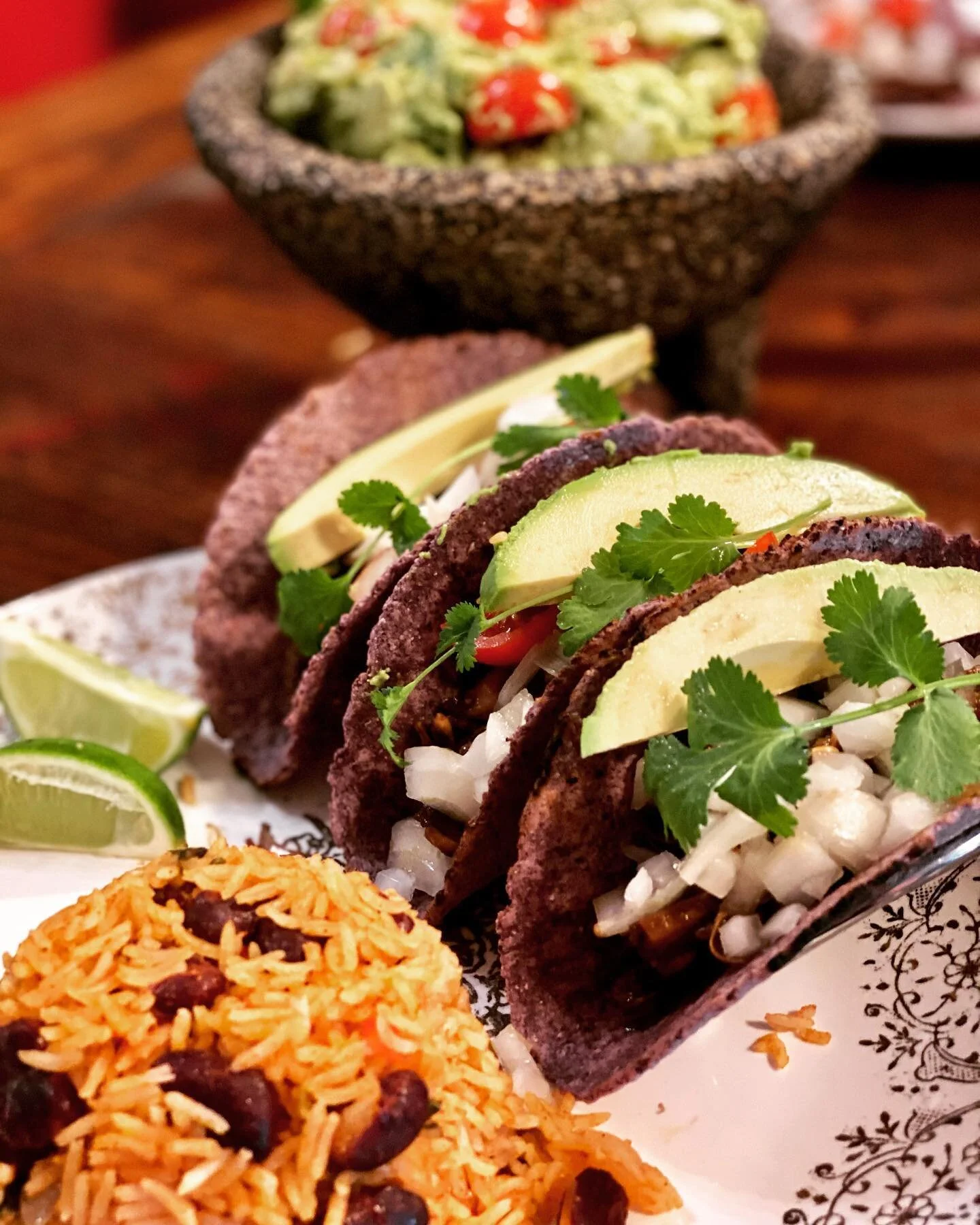 Organic &amp; Vegan Dinner. Jerk Jackfruit Tacos. Red Beans &amp; Basmati Rice. Fresh Guac 🥑 al Molcajete. #bluecorntortillas #jerkjackfruittacos #guacamolealmolcajete #urbanpil&oacute;n #vegano