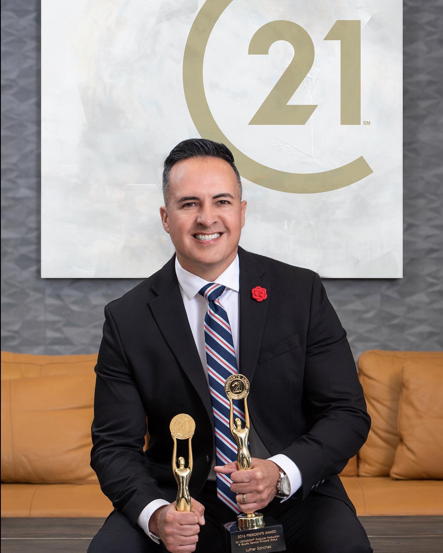 How you do the little things is how you do everything else.

A portrait session with @brokerluther , a consistent top performer and client. 

We appreciate you Luther.

#detailsmatter #topproducer #consistency #century21 #century21allstars #realtor #