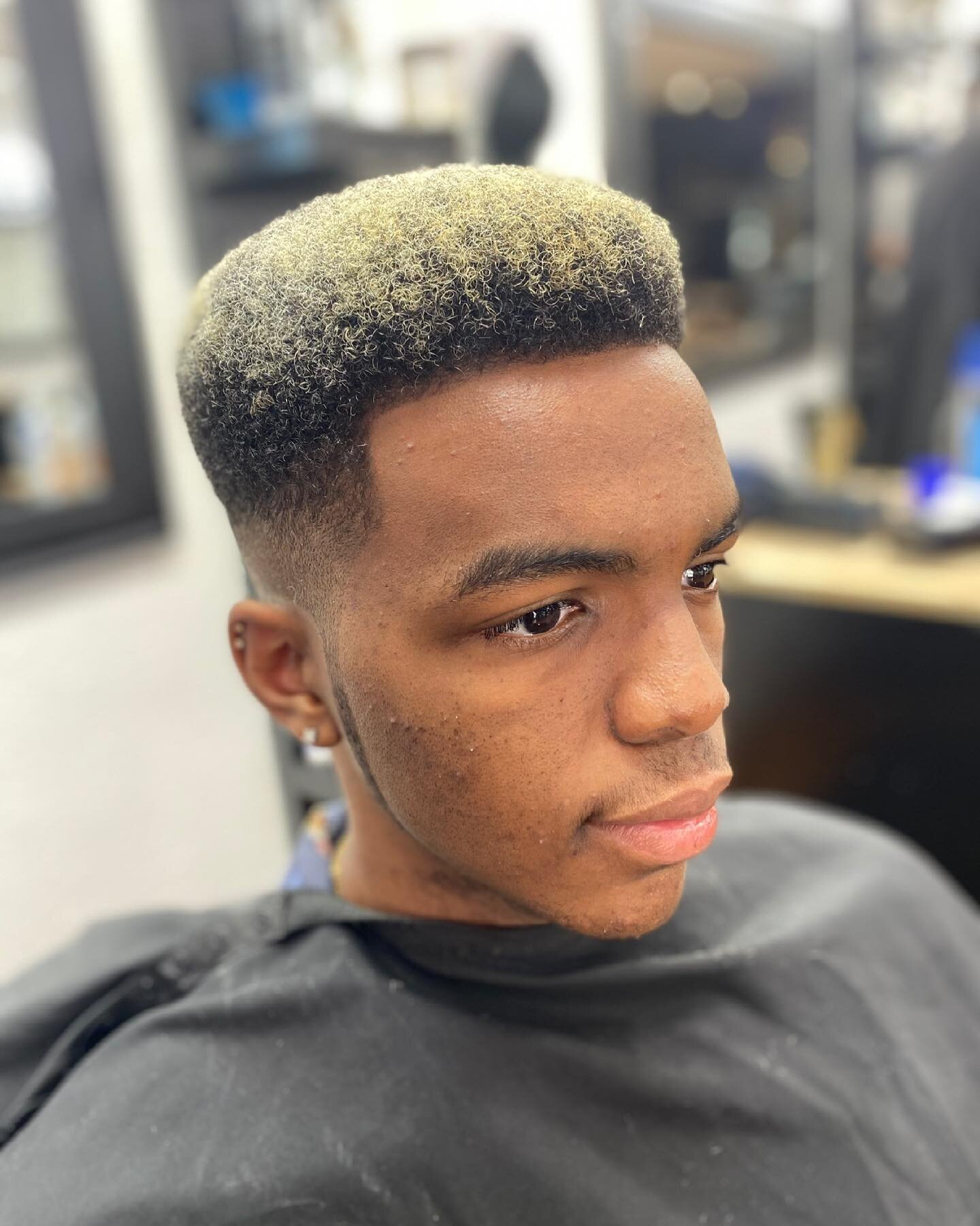 👱🏾&zwj;♂️ 2K Create A Player Loading&hellip;
✂️ Cut by : Dubb
💈 Book online! Hit the link in the bio!
.
.
.
.
.
.
#UltimateBarber #MidwestBarbers #CrispyLineup #BlackBoy #BarberLife #Barber #Barbershop #StayHandsome #BarbershopConnect #NaturalHair