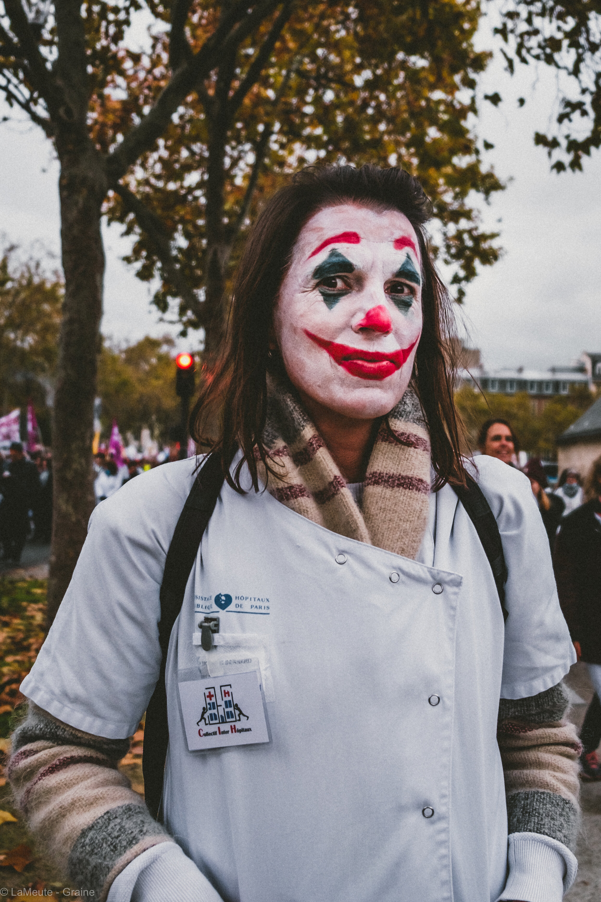  De Santiago du Chili à Paris, le Joker devient le symbole d'une révolution mondiale. Un symbole particulier avec les hôpitaux, car le film critique le désengagement de l'Etat via la Santé. 