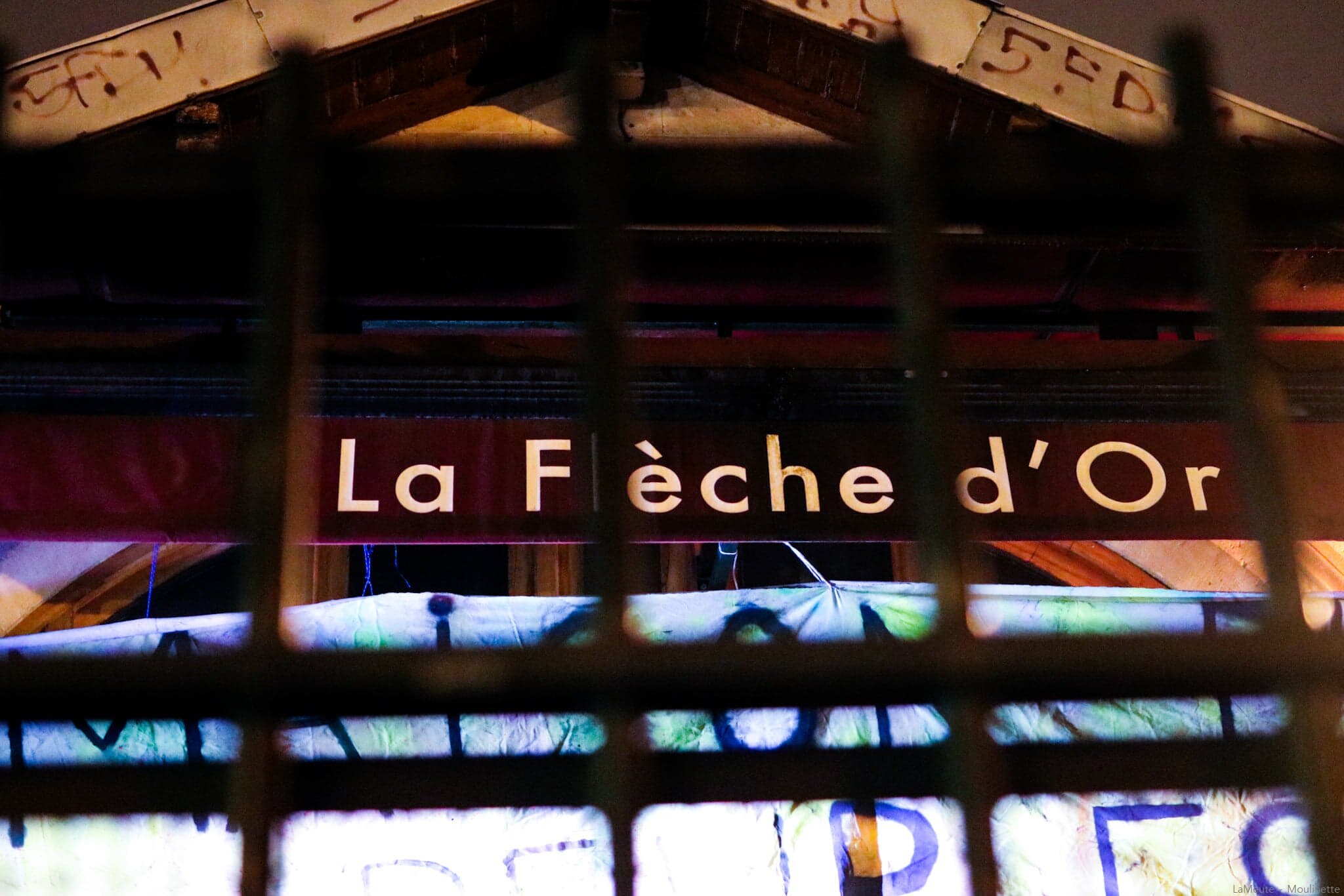  La façade de La Flèche d'or , au 102b rue de Bagnolet à Paris. L'emplacement de la Maison des Peuples est hautement stratégique pour les occupants qui dénoncent la gentrification de ce quartier encore populaire, chassant toujours plus violemment les