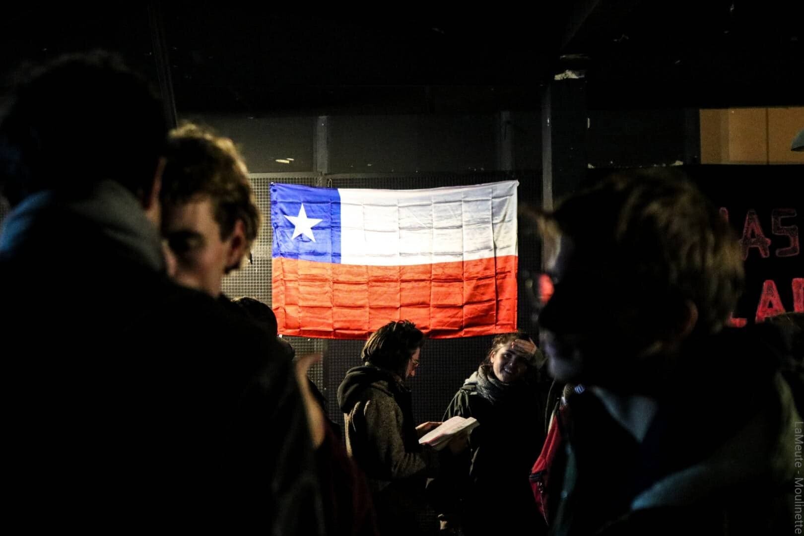  Le collectif des  Chiliens Révoltés  a décoré la salle de drapeaux chiliens. Les occupant.es affichent clairement leur solidarité aux peuples révoltés du monde entier. 