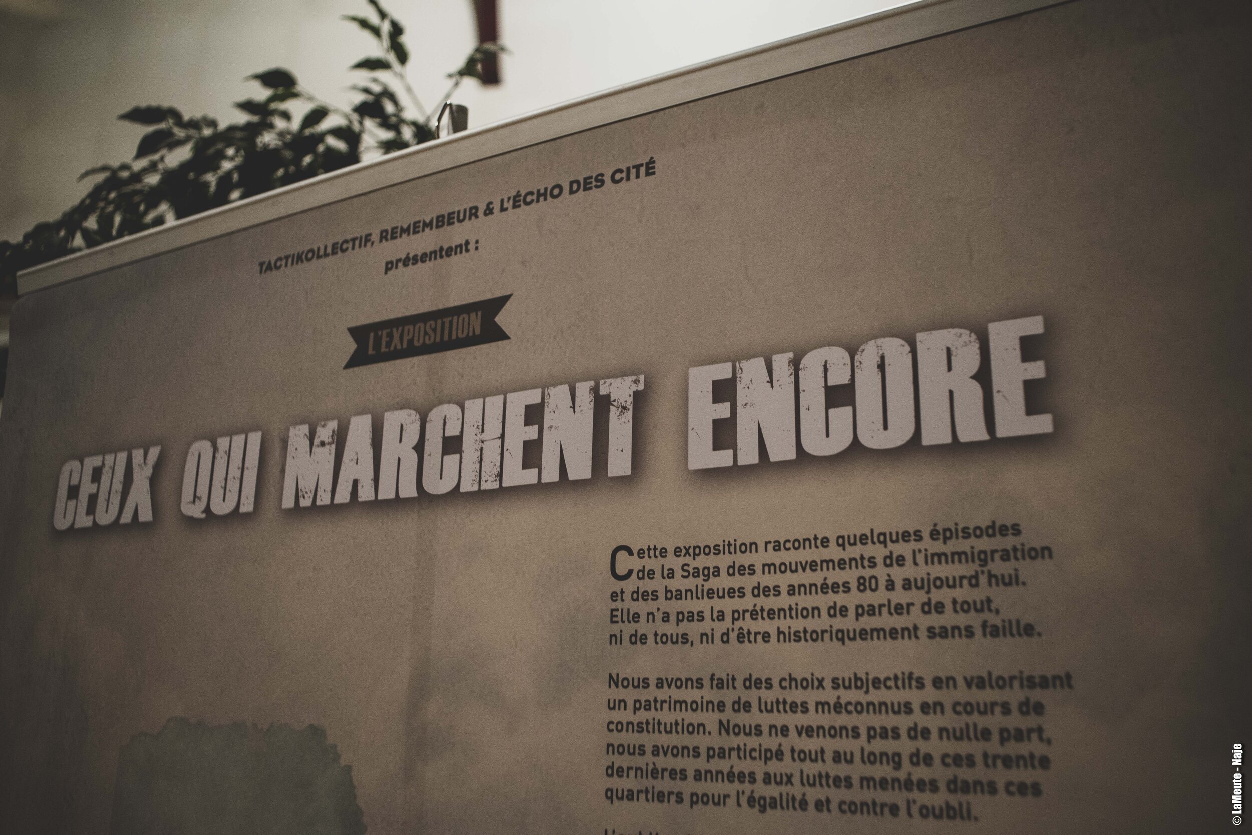  Le titre “Ceux qui marchent encore” est un hommage non dissimulé aux militant•es des quartiers populaires qui avaient rendu possible la Marche pour l’Égalité et contre le Racisme, partie de Marseille en octobre et arrivée à Paris  le 3 décembre 1983