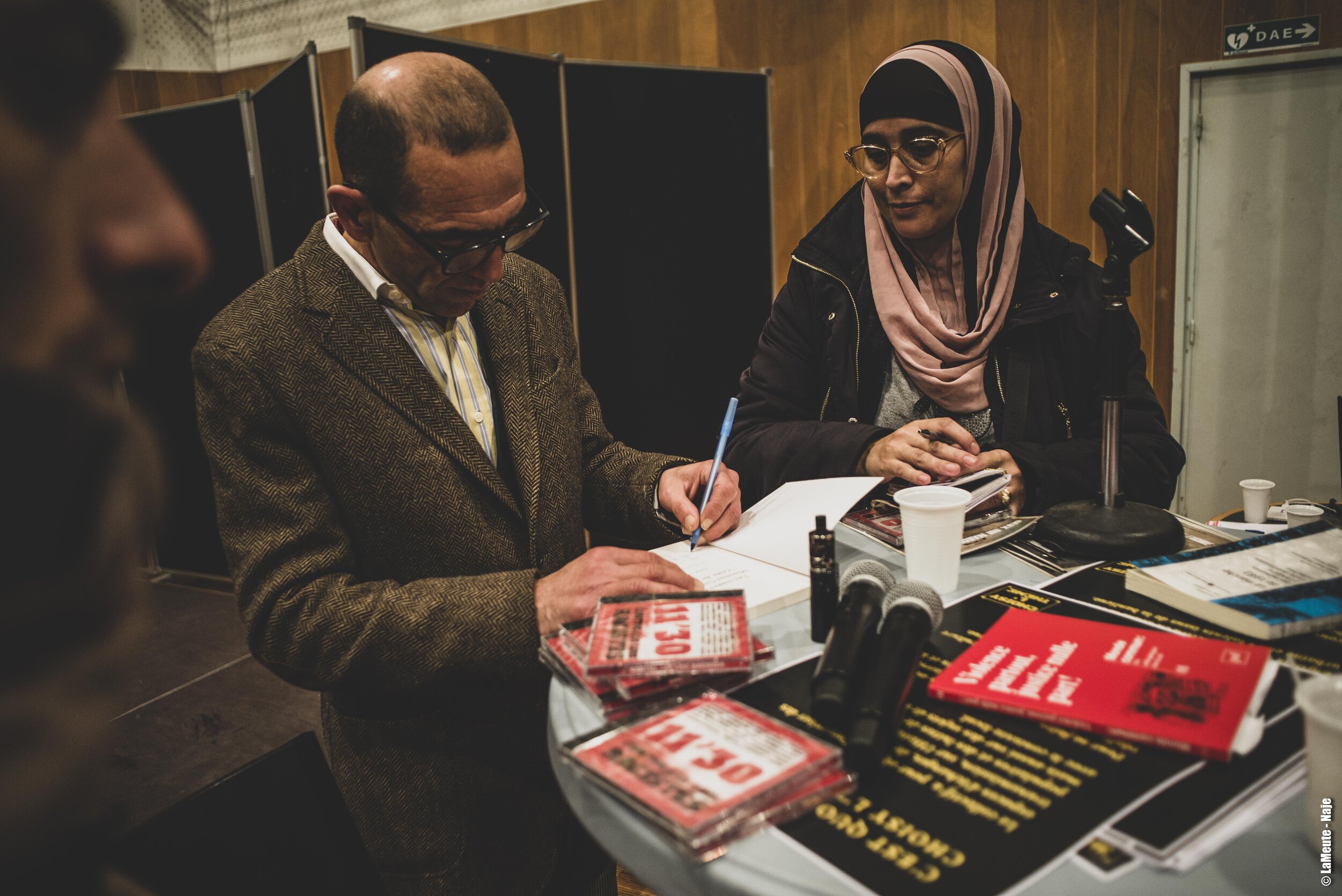  Farid Taalba clôture la soirée en signant quelques livres auxquels il a collaboré, et en continuant de répondre aux questions du public. 