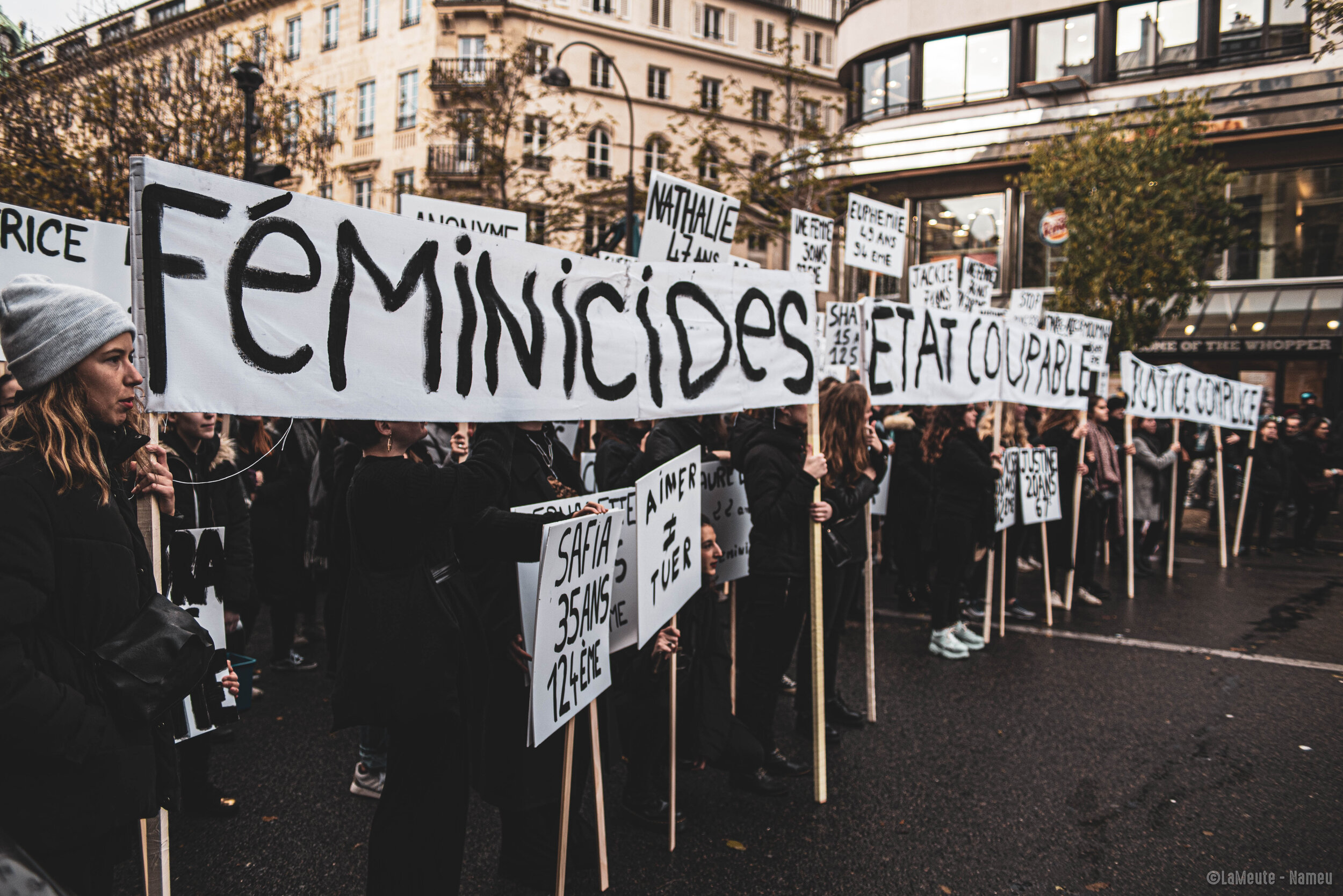  «&nbsp;Feminicides, état coupable, justice complice&nbsp;»  Cortège de Collages feminicides Paris.   
